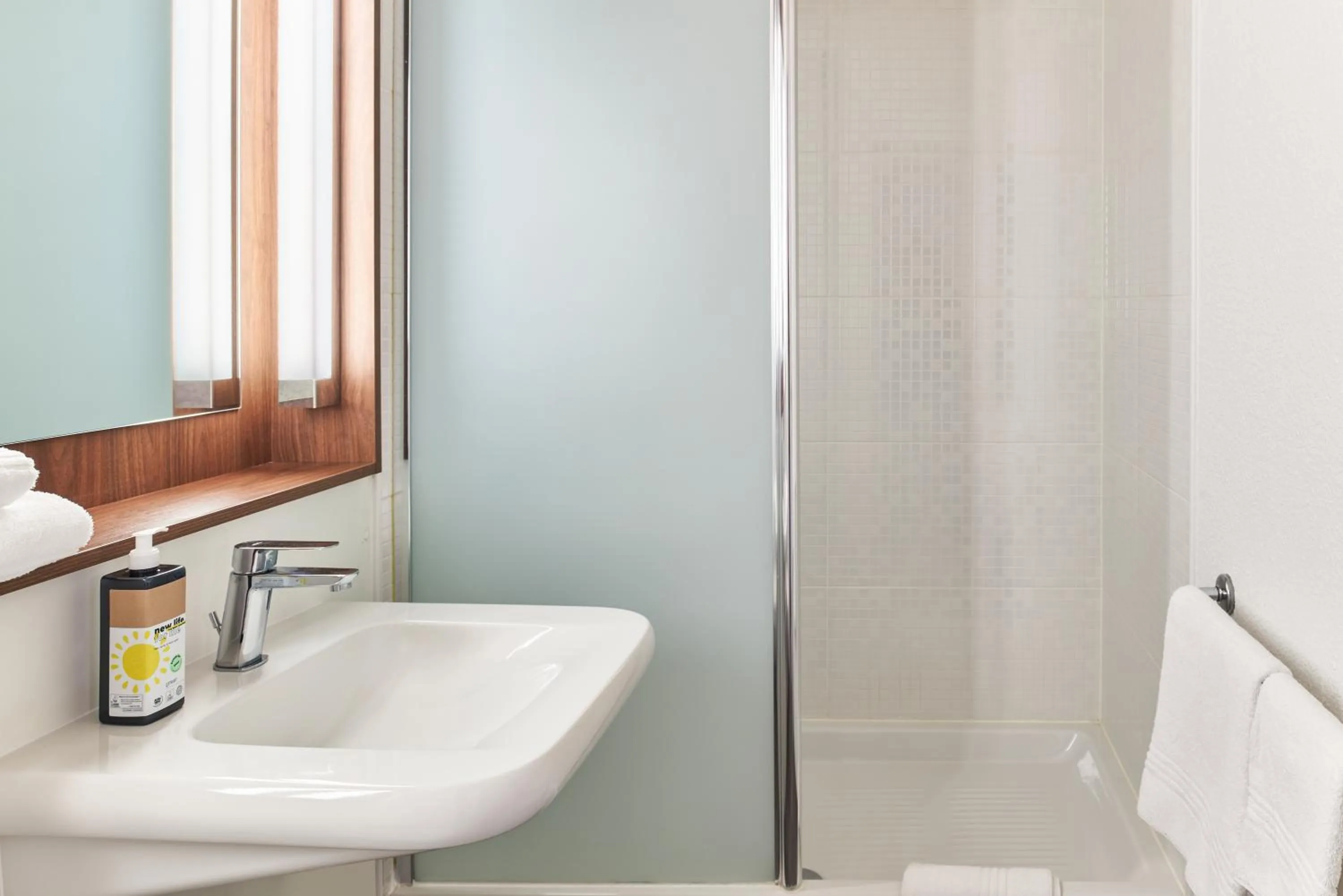 Bathroom in Greet Hotel Versailles - Voisins Le Bretonneux