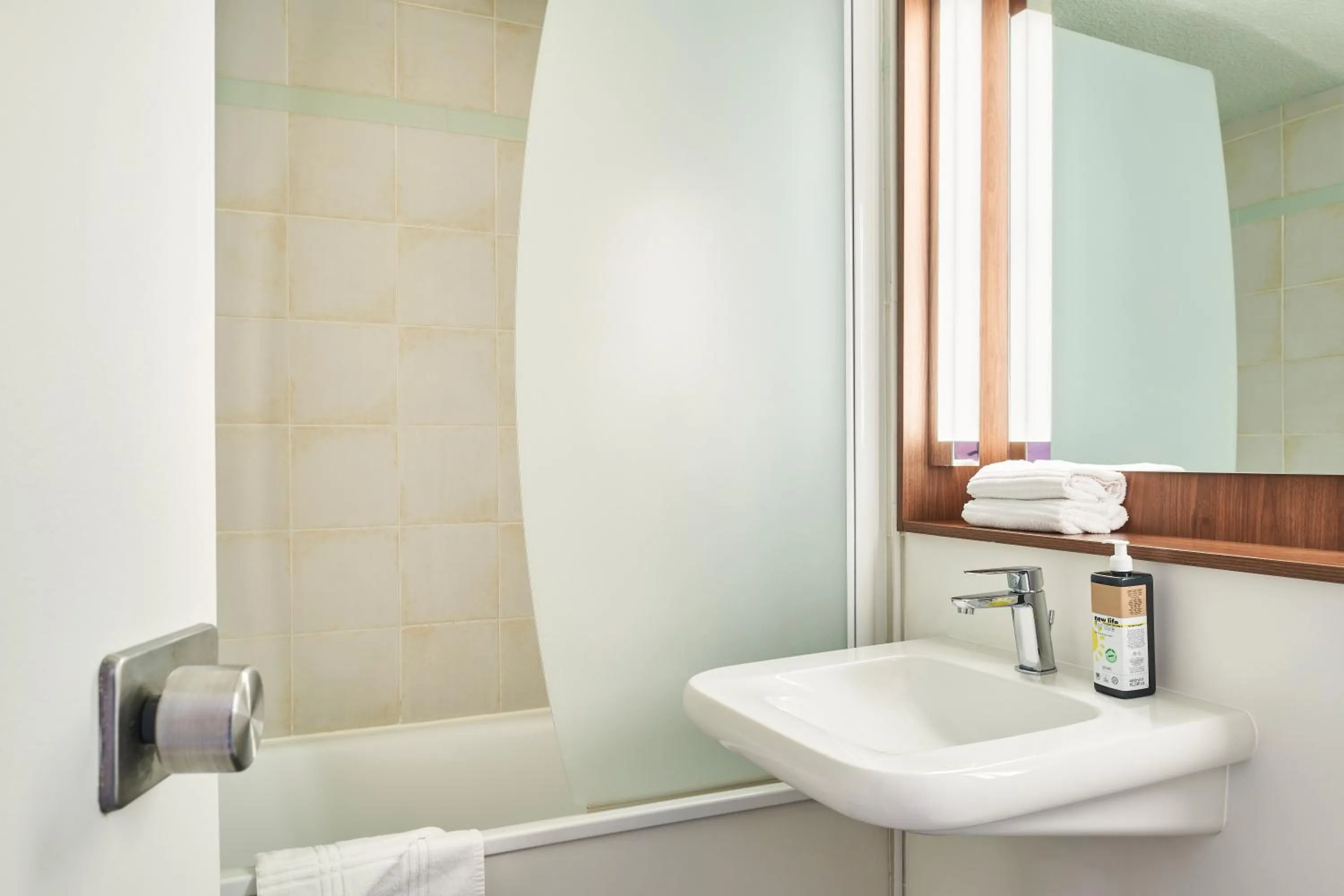 Bathroom in Greet Hotel Versailles - Voisins Le Bretonneux