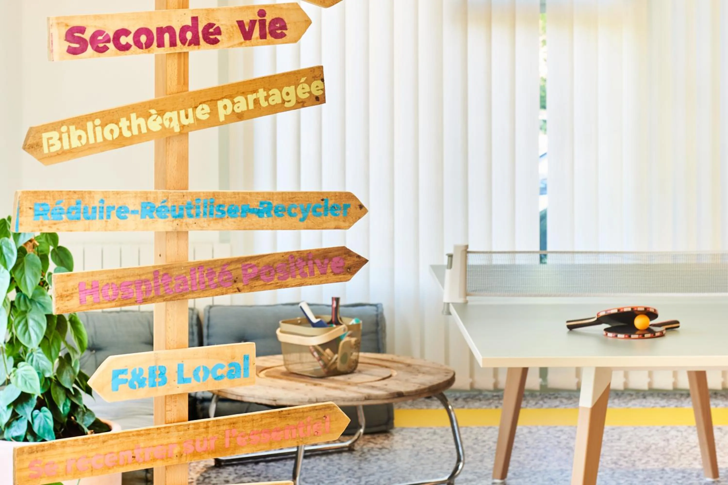 Game Room in Greet Hotel Versailles - Voisins Le Bretonneux