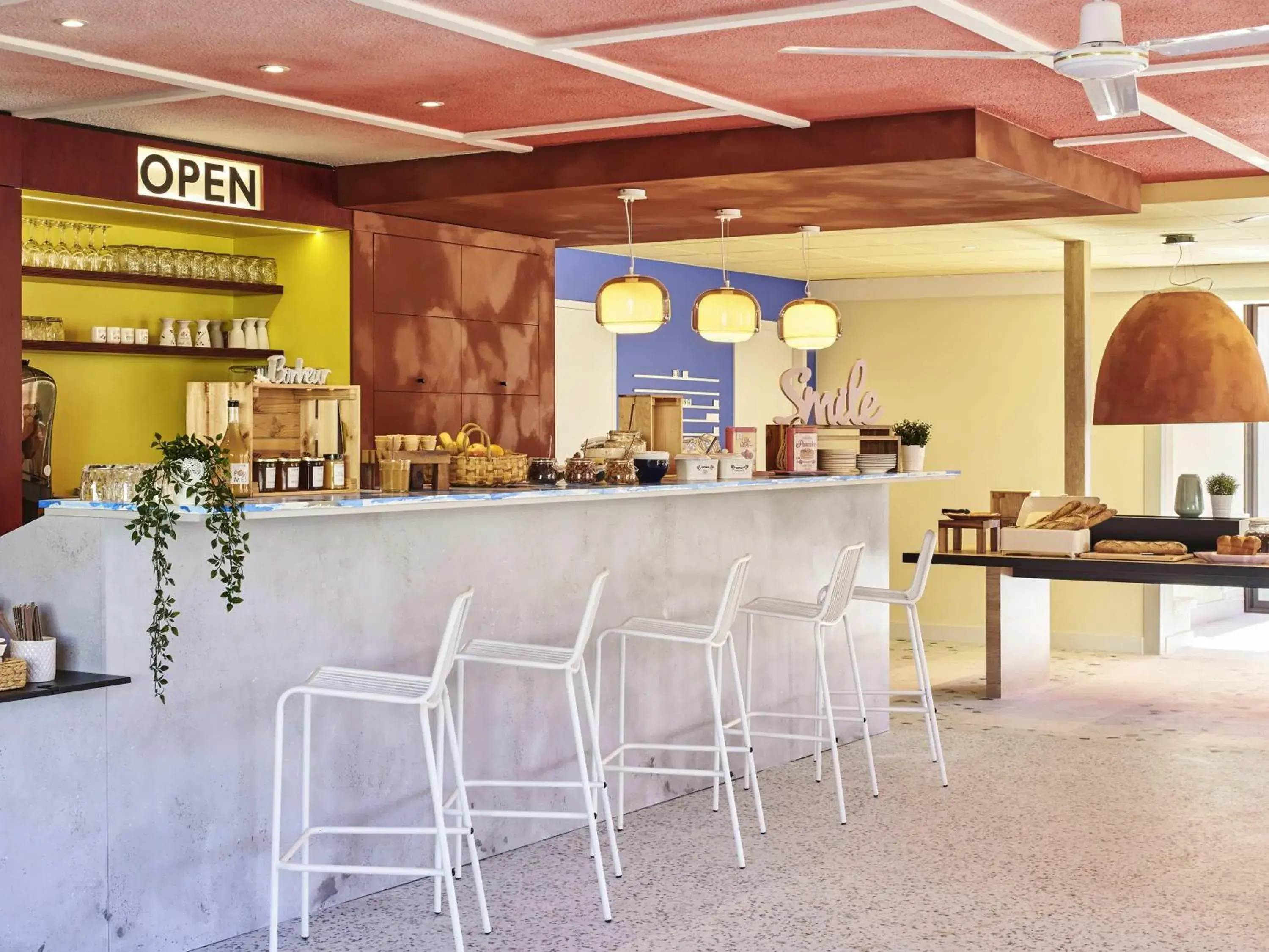 Property building in Greet Hotel Versailles - Voisins Le Bretonneux Property building in Greet Hotel Versailles - Voisins Le Bretonneux