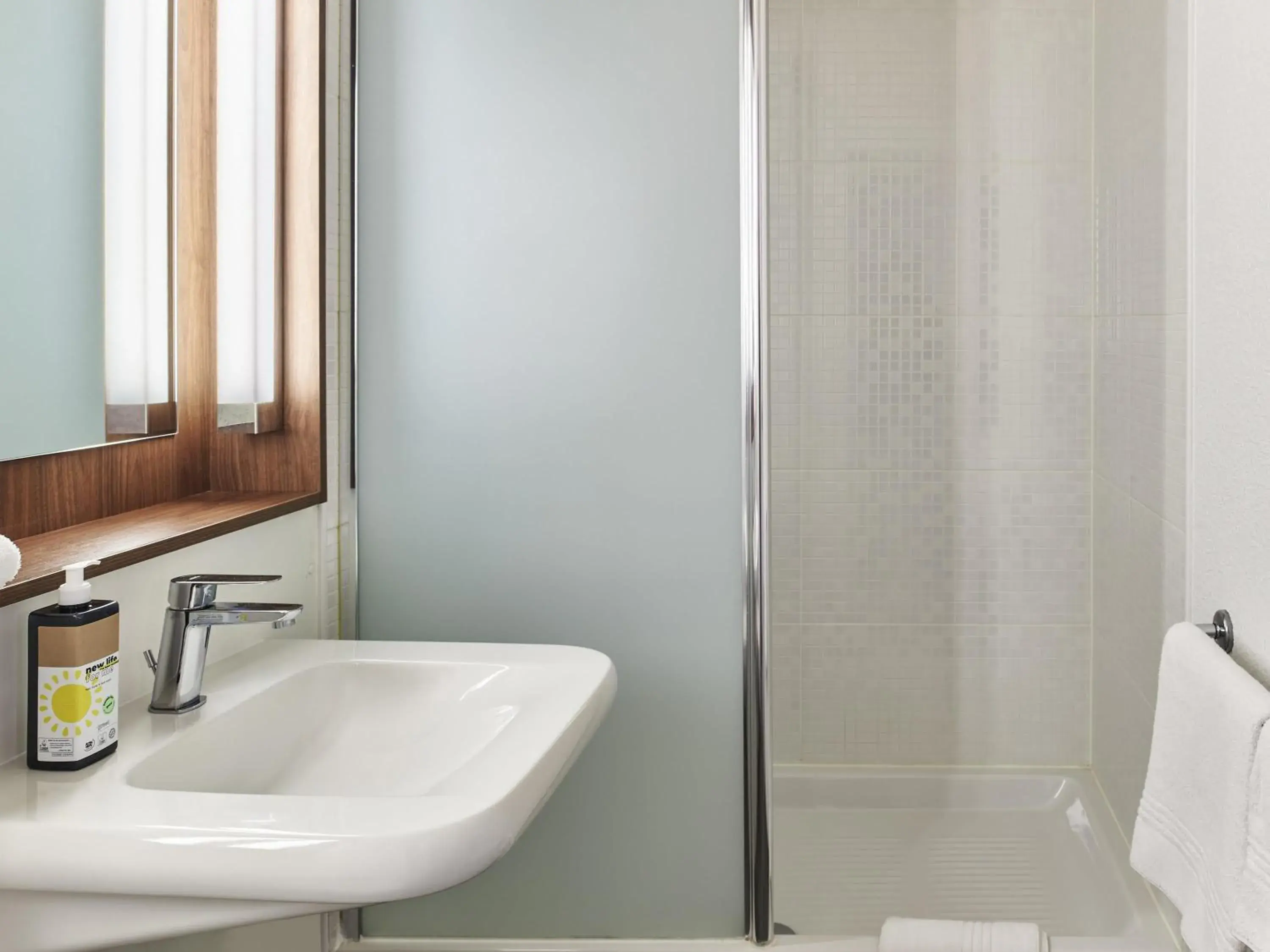 Bedroom in Greet Hotel Versailles - Voisins Le Bretonneux Bedroom in Greet Hotel Versailles - Voisins Le Bretonneux