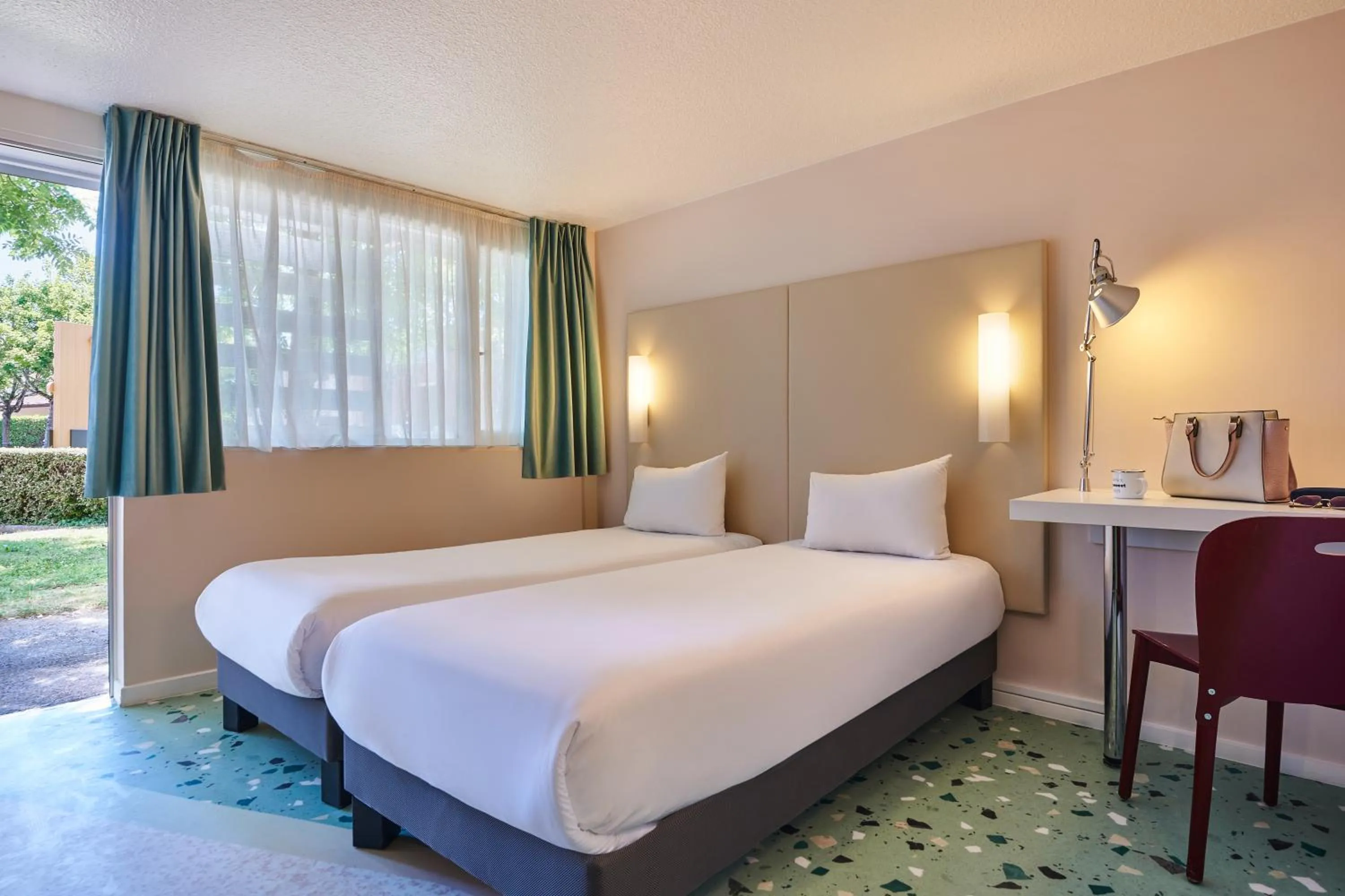 Bedroom, Bed in Greet Hotel Versailles - Voisins Le Bretonneux