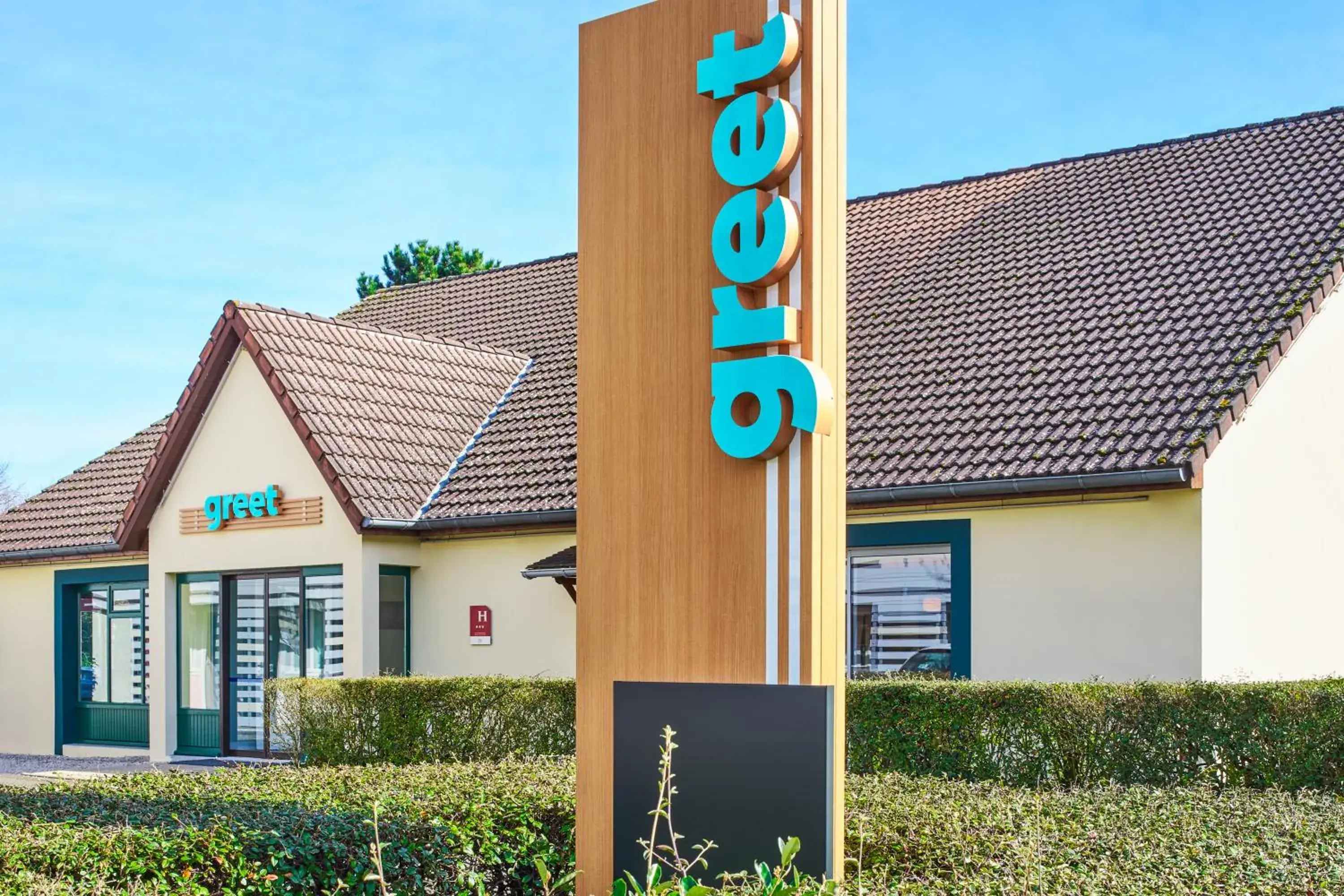 Property building in Greet Hotel Versailles - Voisins Le Bretonneux Property building in Greet Hotel Versailles - Voisins Le Bretonneux