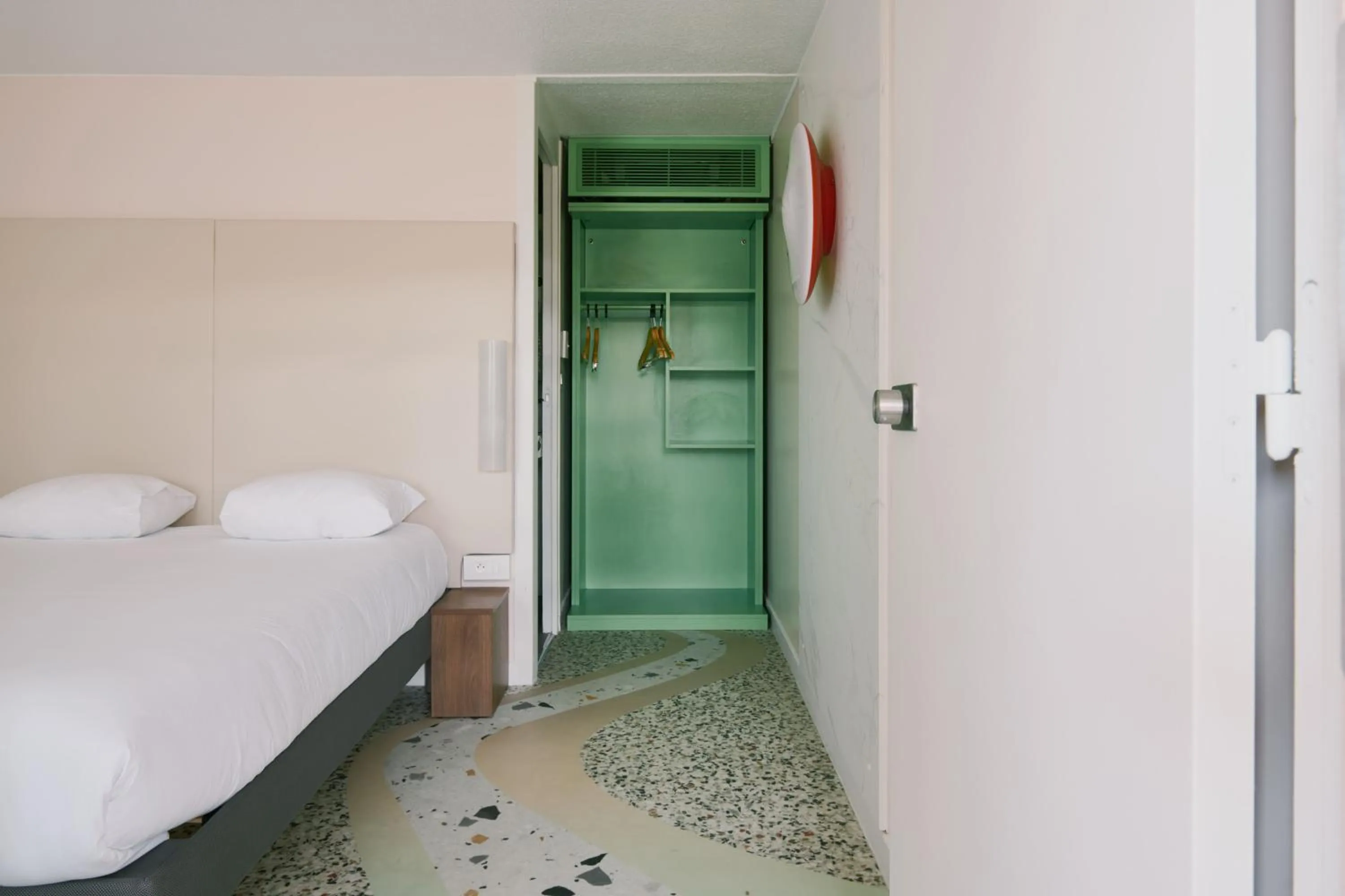 Bedroom, Bed in Greet Hotel Versailles - Voisins Le Bretonneux