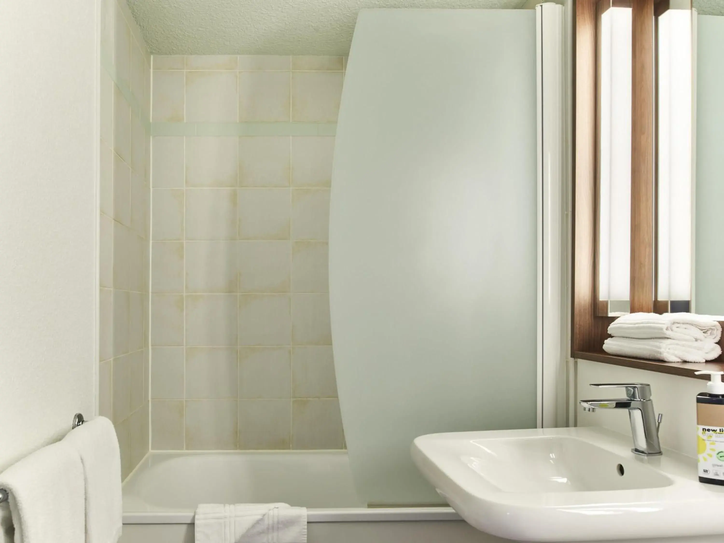 Bedroom in Greet Hotel Versailles - Voisins Le Bretonneux Bedroom in Greet Hotel Versailles - Voisins Le Bretonneux