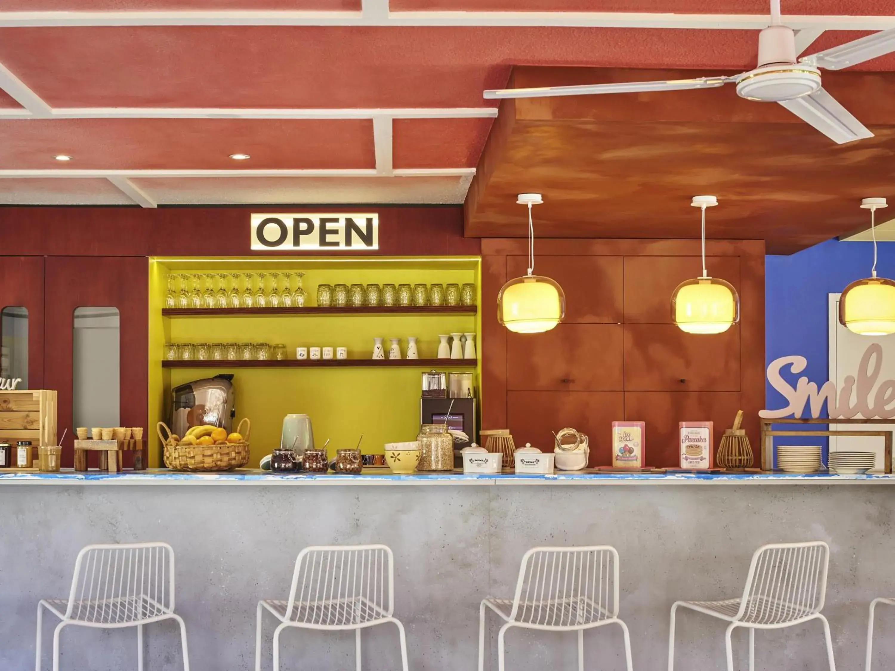 Property building in Greet Hotel Versailles - Voisins Le Bretonneux Property building in Greet Hotel Versailles - Voisins Le Bretonneux