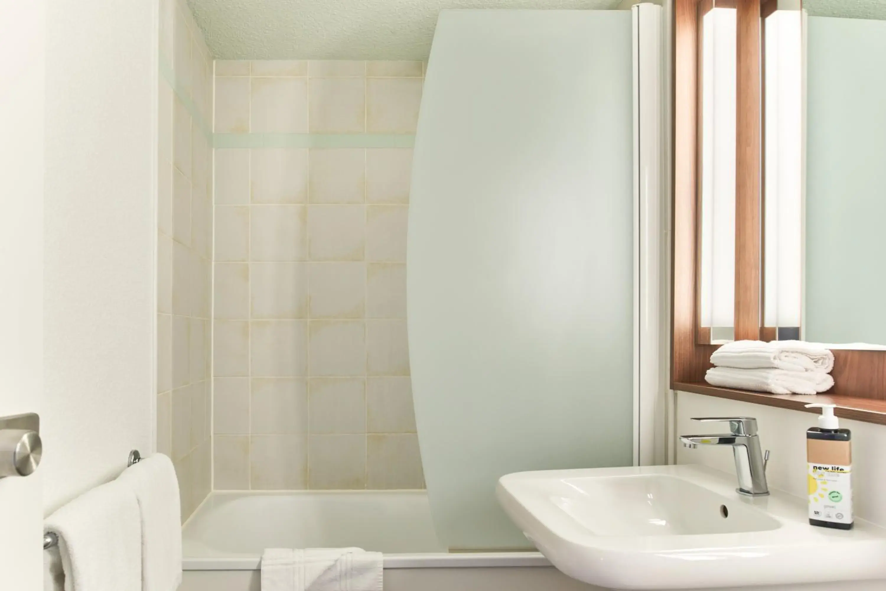 Bathroom in Greet Hotel Versailles - Voisins Le Bretonneux Bathroom in Greet Hotel Versailles - Voisins Le Bretonneux