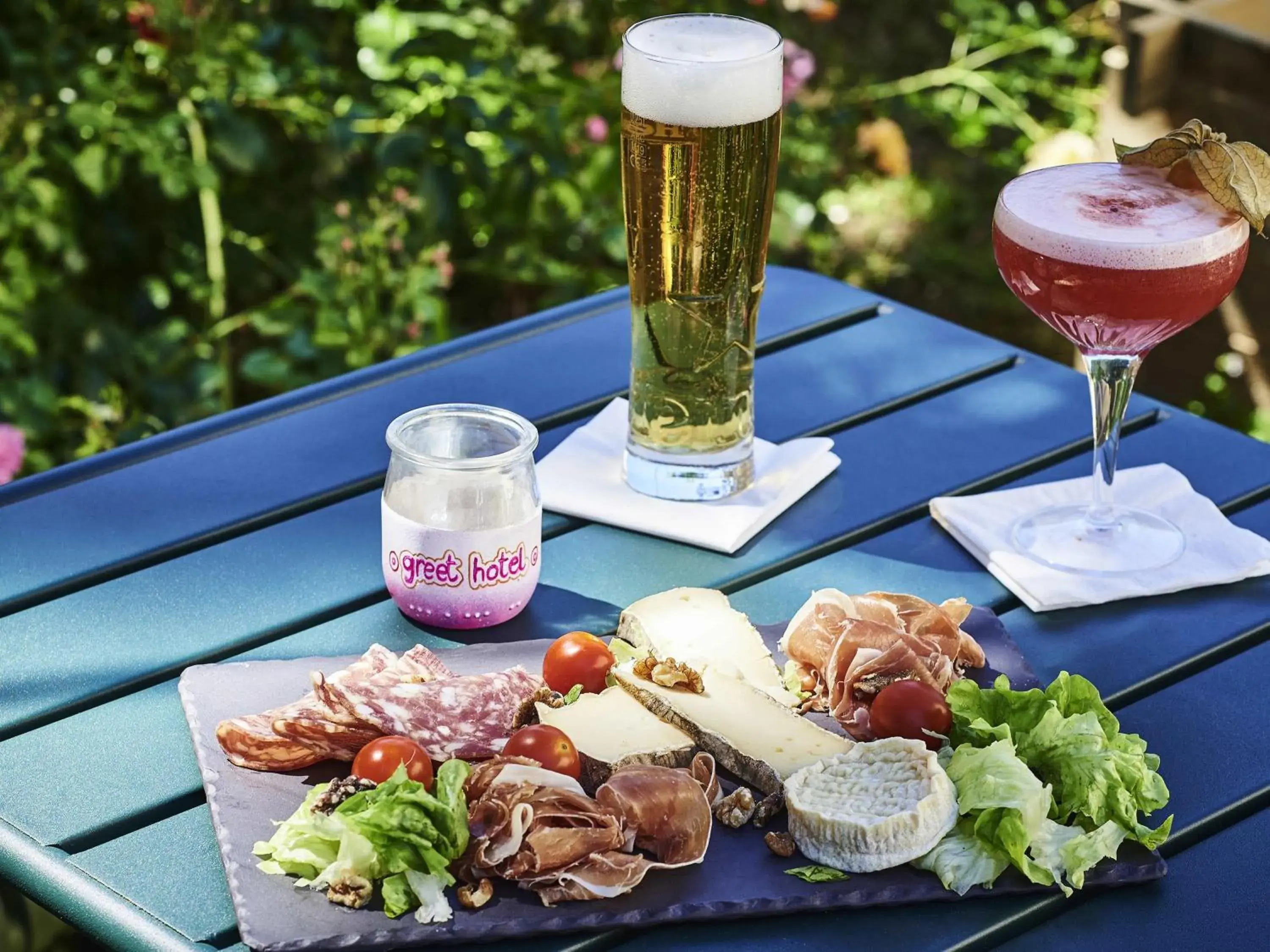 Lounge or bar in Greet Hotel Versailles - Voisins Le Bretonneux Lounge or bar in Greet Hotel Versailles - Voisins Le Bretonneux