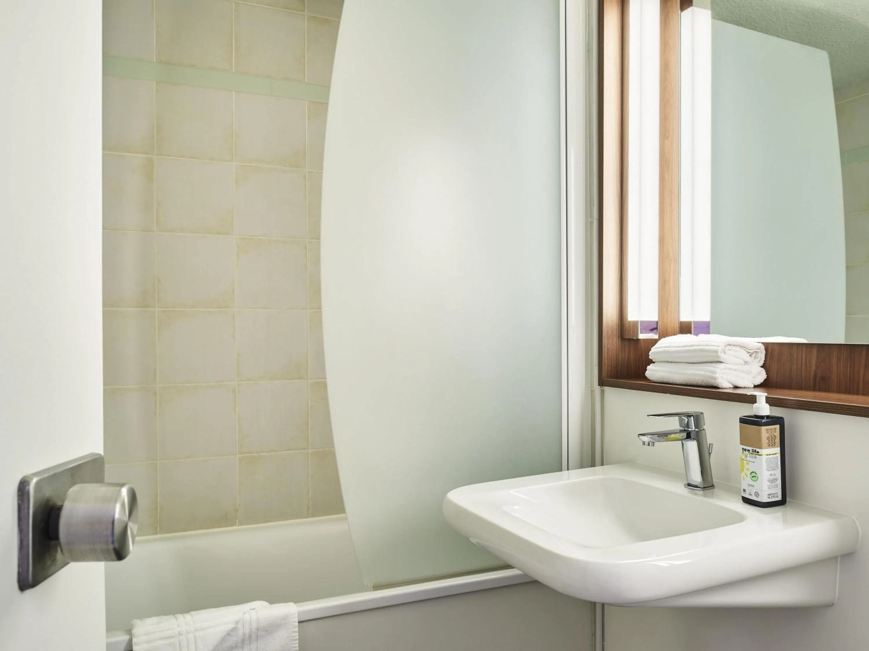 Bedroom in Greet Hotel Versailles - Voisins Le Bretonneux