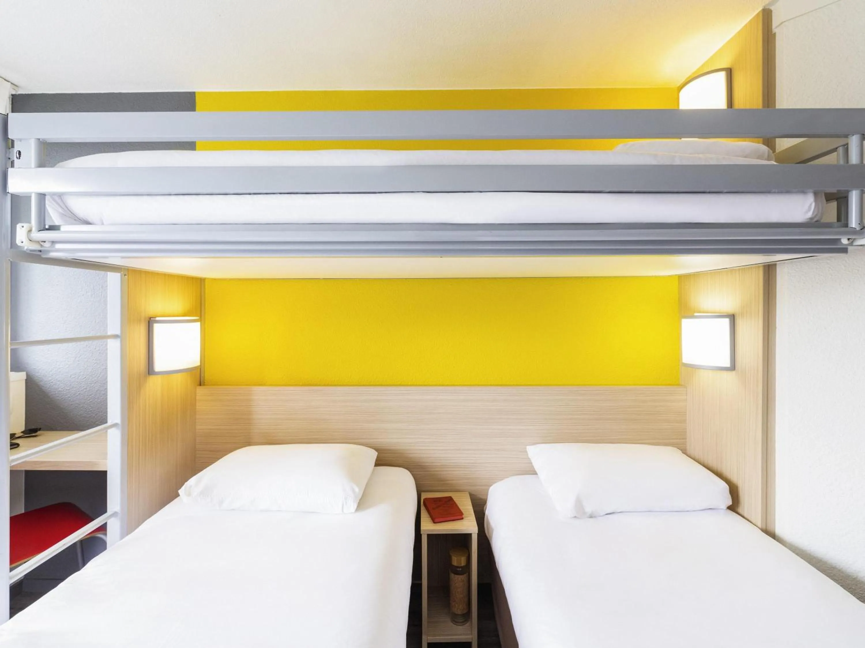 Bedroom, Bed in greet hôtel Angoulême