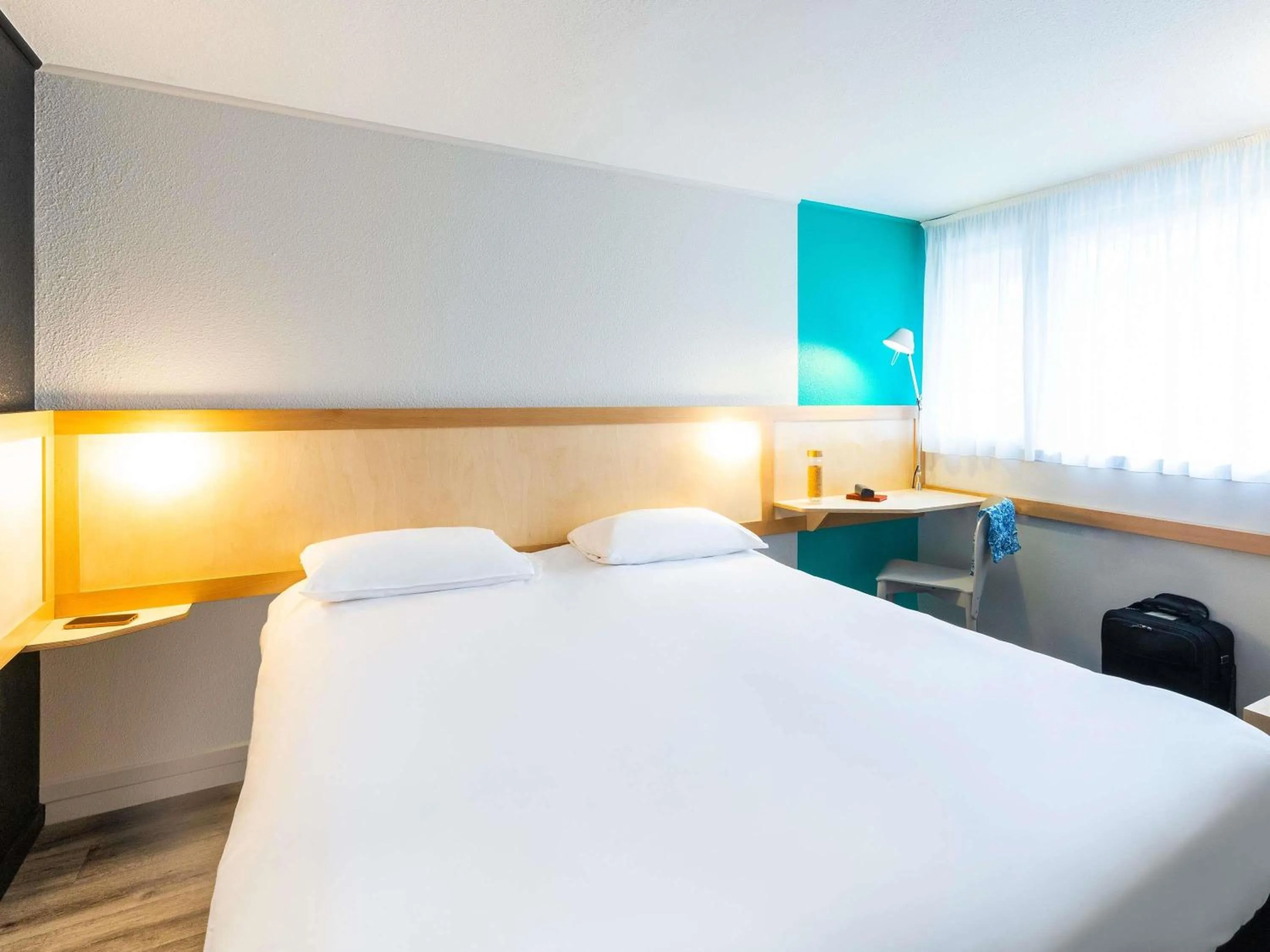 Bedroom, Bed in greet hôtel Angoulême