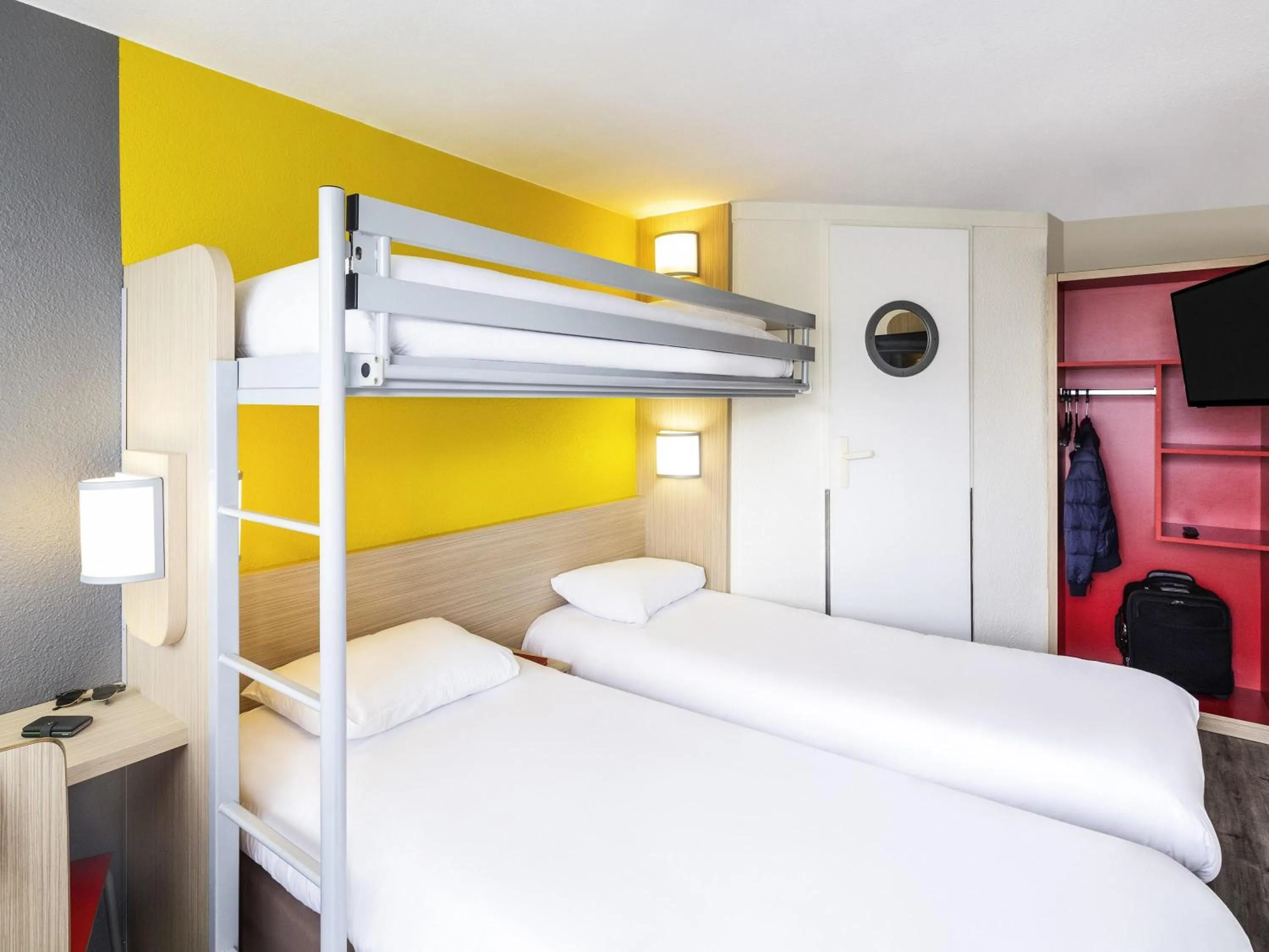 Bedroom, Bed in greet hôtel Angoulême