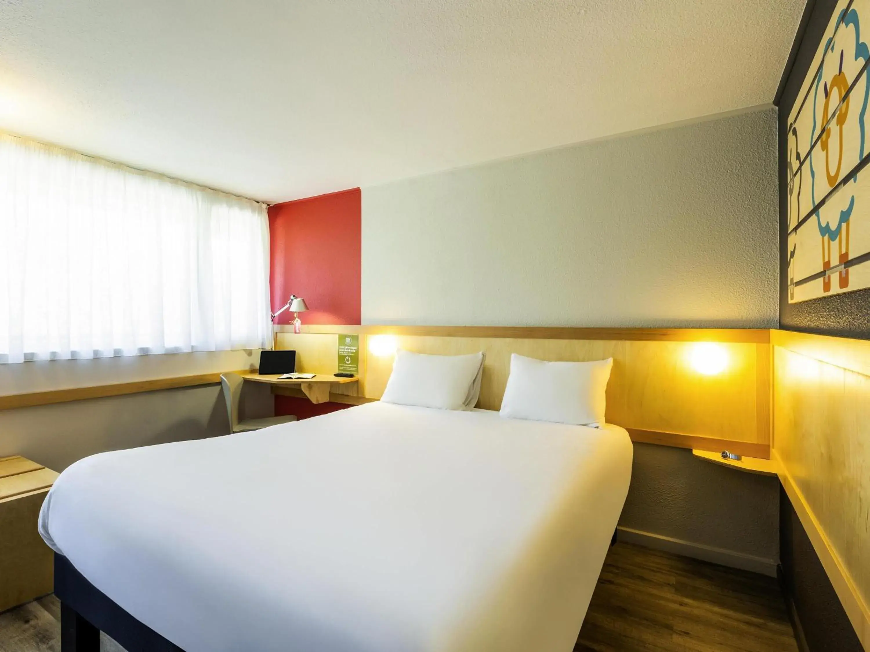 Bedroom, Bed in greet hôtel Angoulême Bedroom, Bed in greet hôtel Angoulême