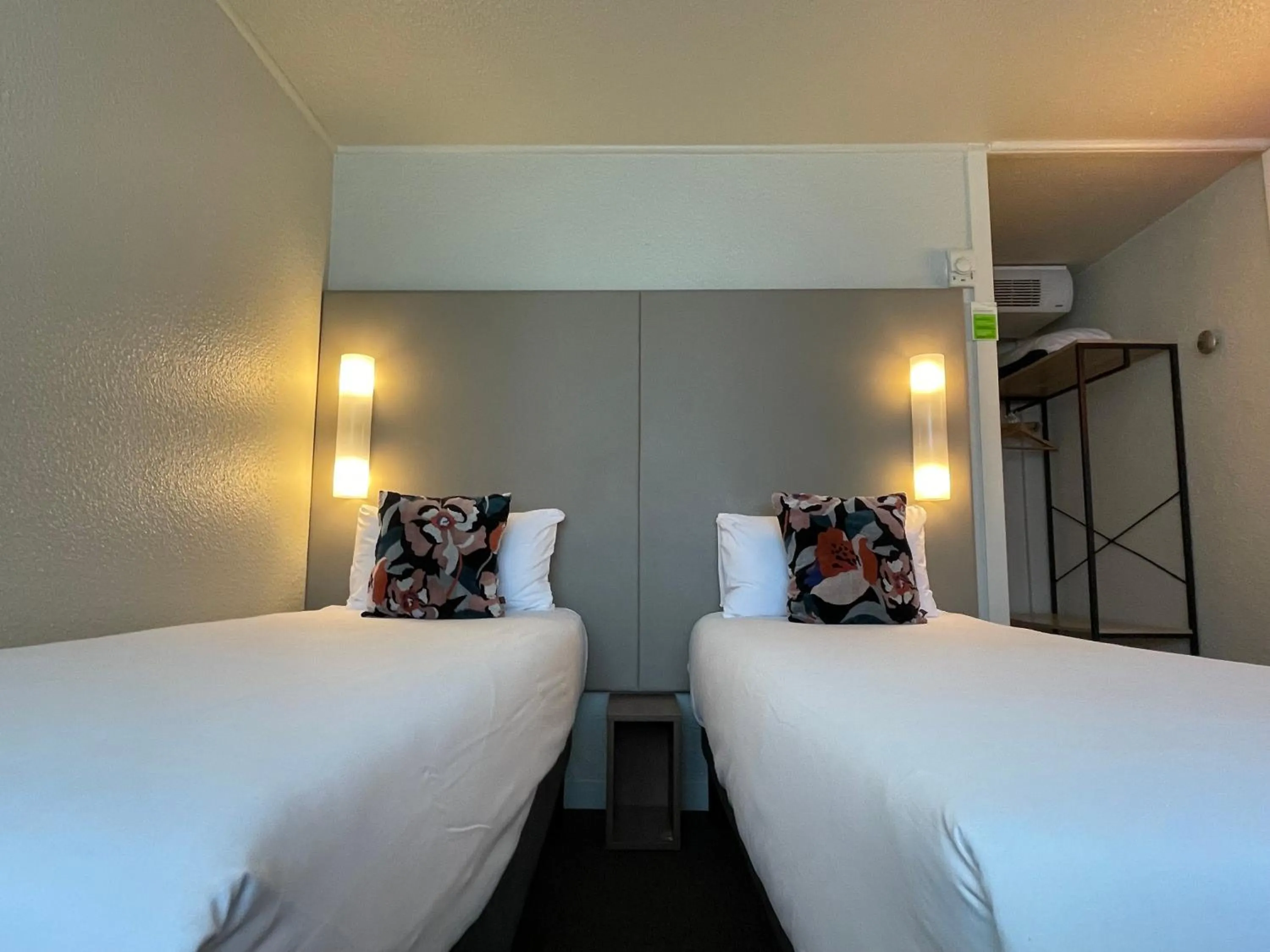 Bed in Brit Hotel Quimper Sud