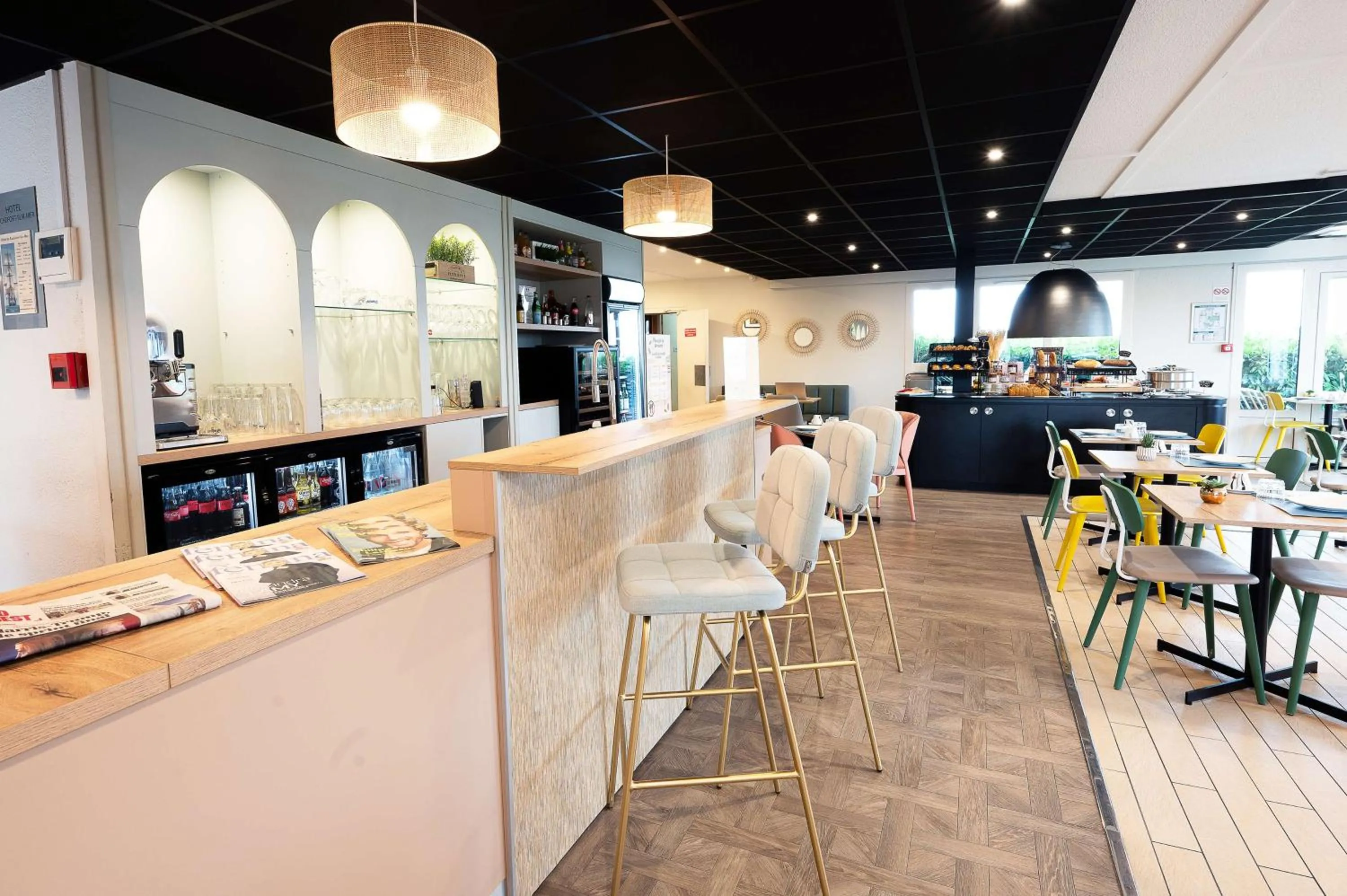 Lounge or bar in Sure Hotel by Best Western Rochefort-sur-Mer