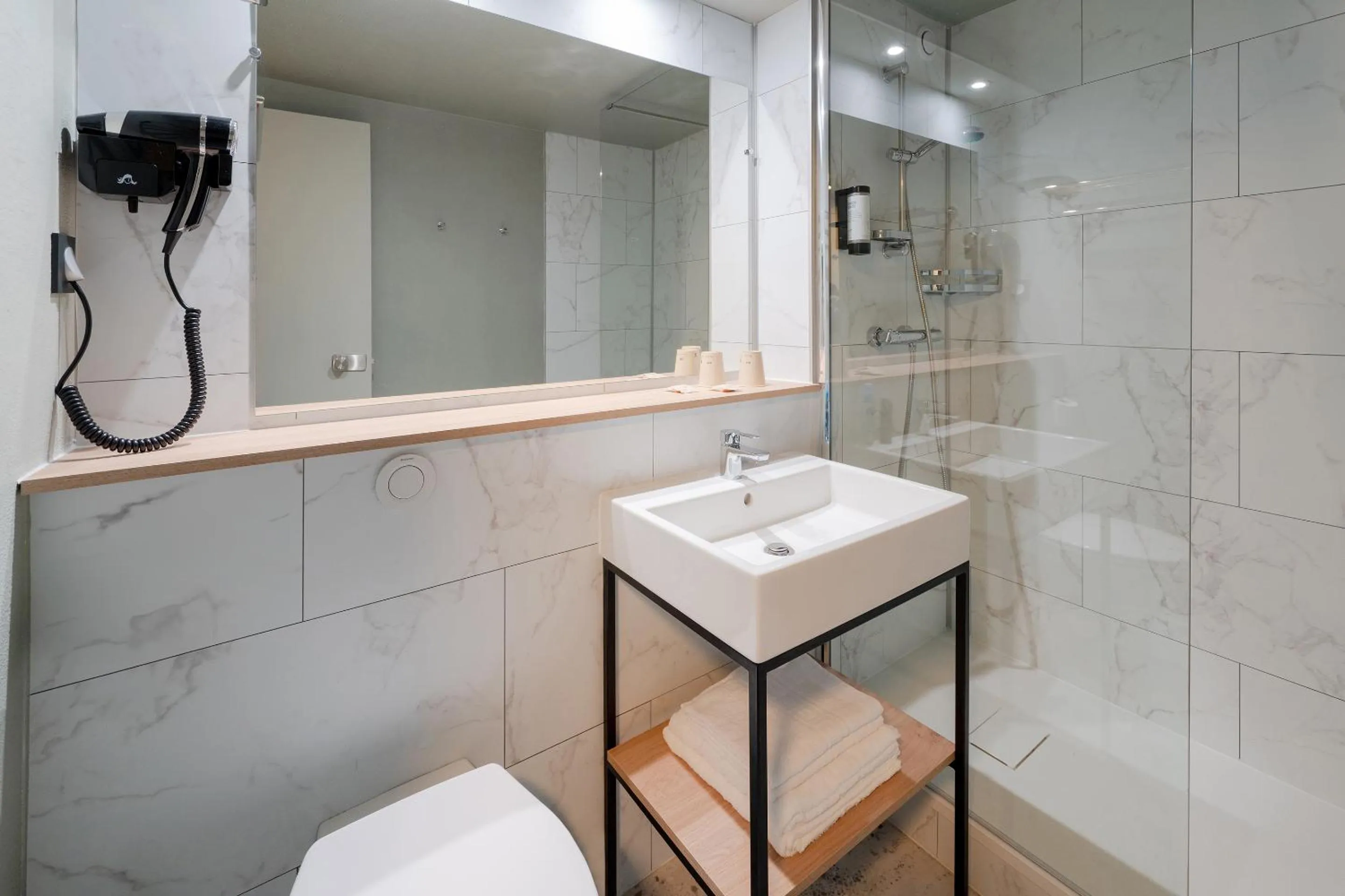 Shower in Sure Hotel by Best Western Rochefort-sur-Mer