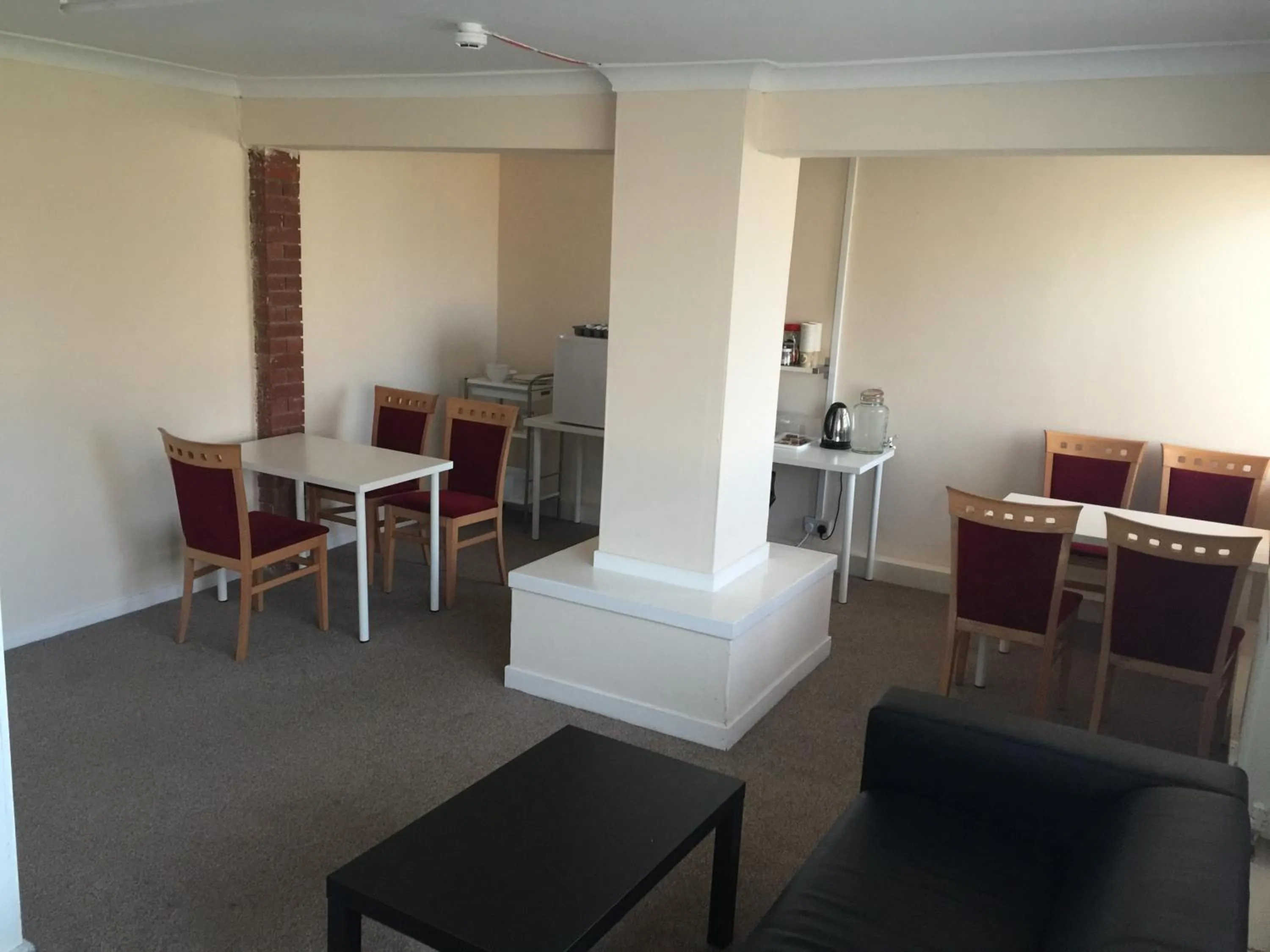 Communal lounge/ TV room in Laughing Buddha Guesthouse