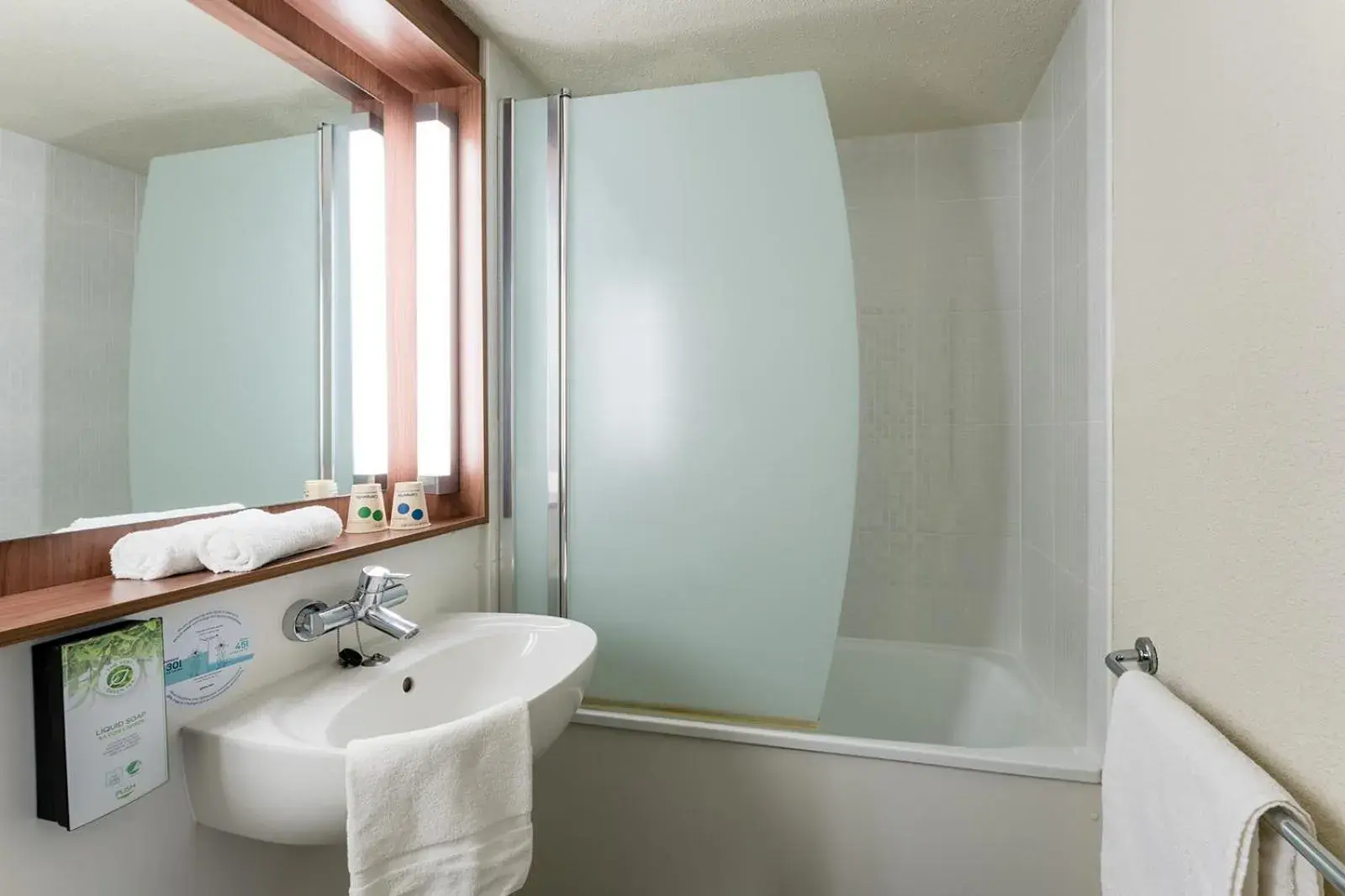 Bathroom in Campanile Rouen Sud - Zénith - Parc Expo Bathroom in Campanile Rouen Sud - Zénith - Parc Expo