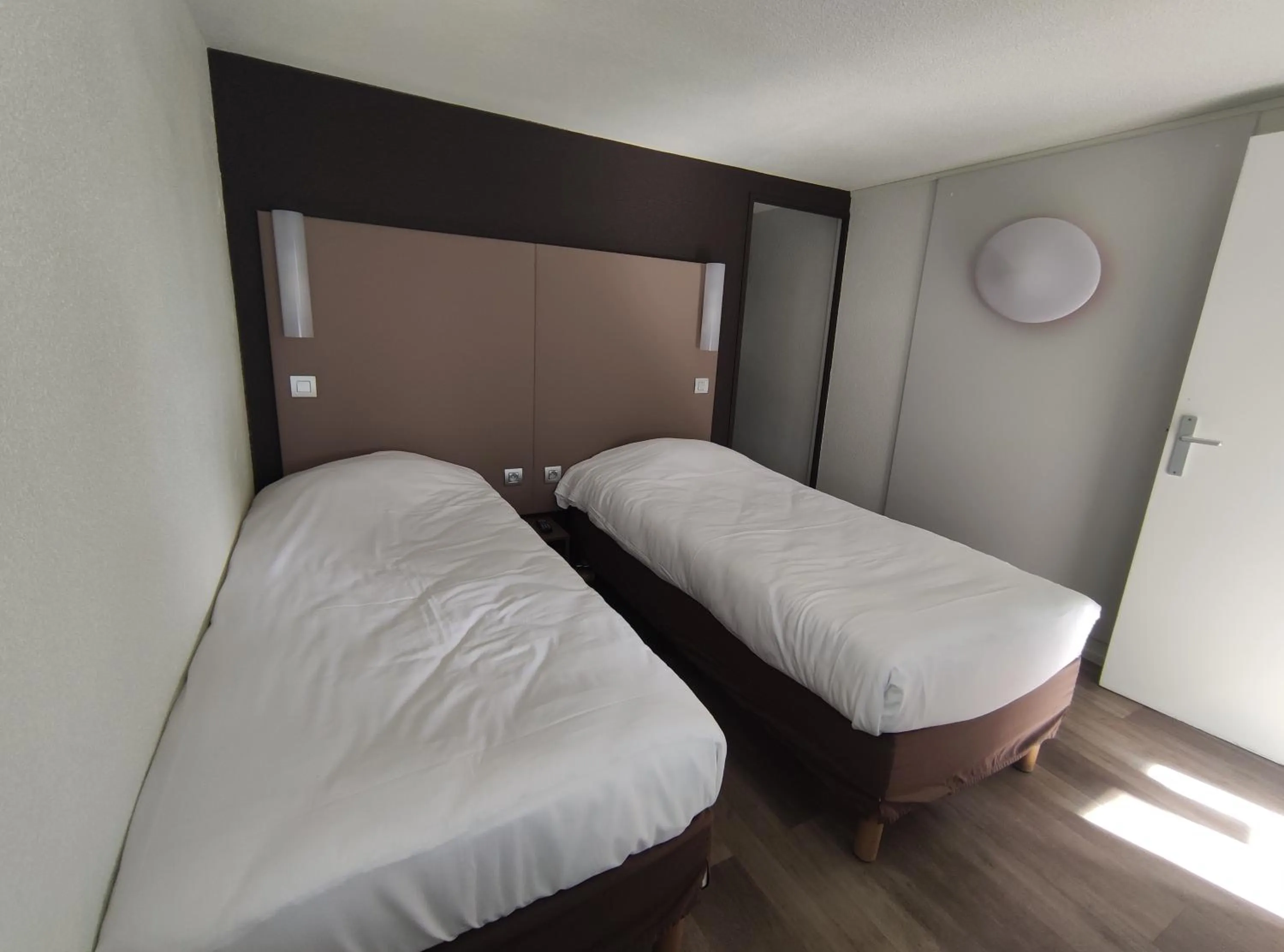 Bedroom, Bed in Campanile Sablé-Sur-Sarthe Vion