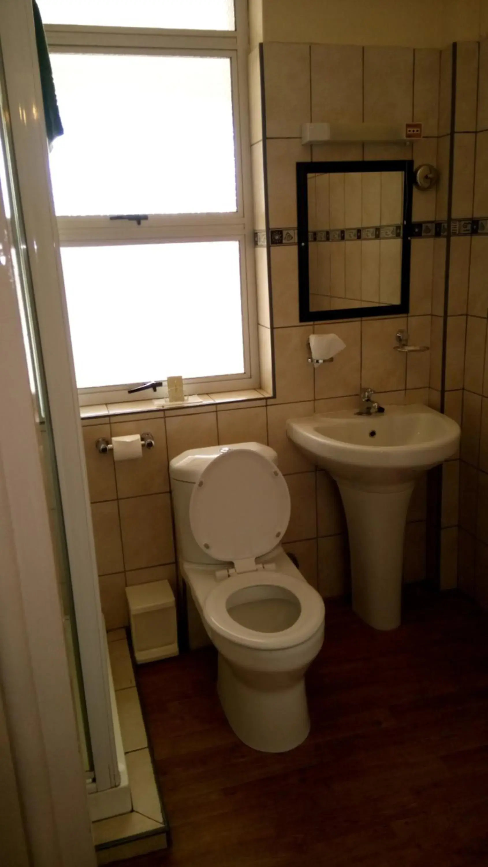 Twin Room with Shower - single occupancy in Royal Hotel Ladysmith Twin Room with Shower - single occupancy in Royal Hotel Ladysmith