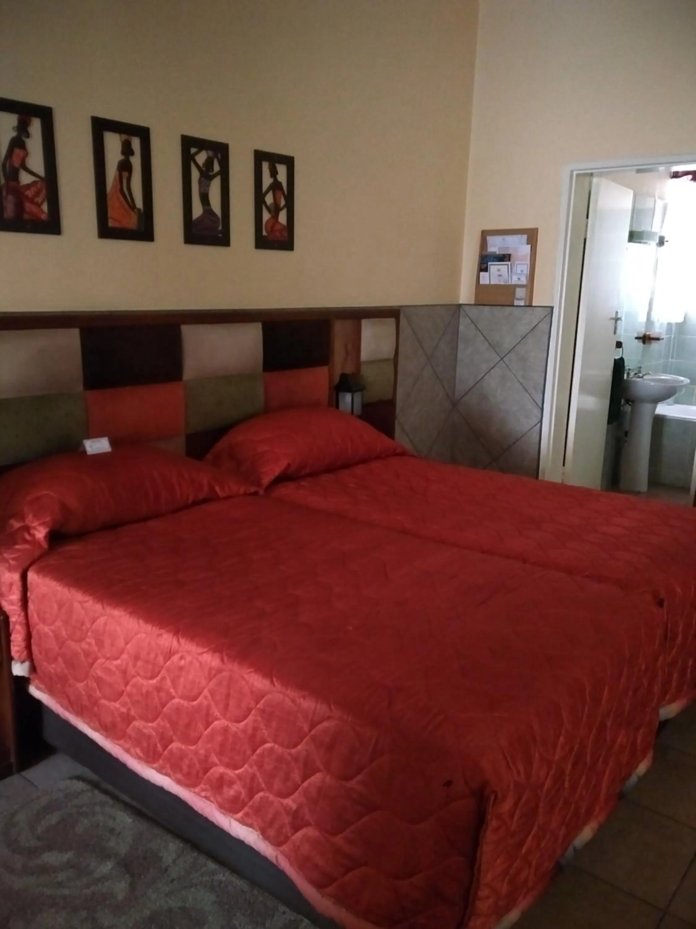 Photo of the whole room, Bed in Royal Hotel Ladysmith