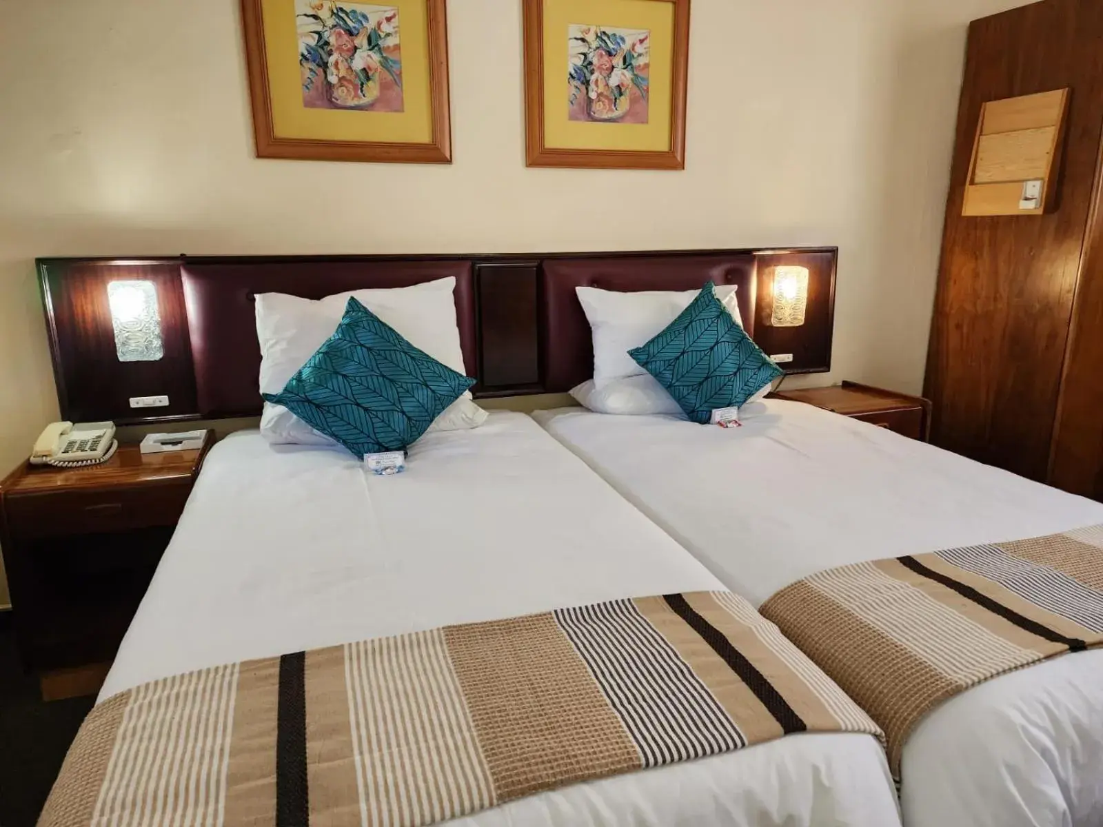 Twin Room with Shower - single occupancy in Royal Hotel Ladysmith Twin Room with Shower - single occupancy in Royal Hotel Ladysmith