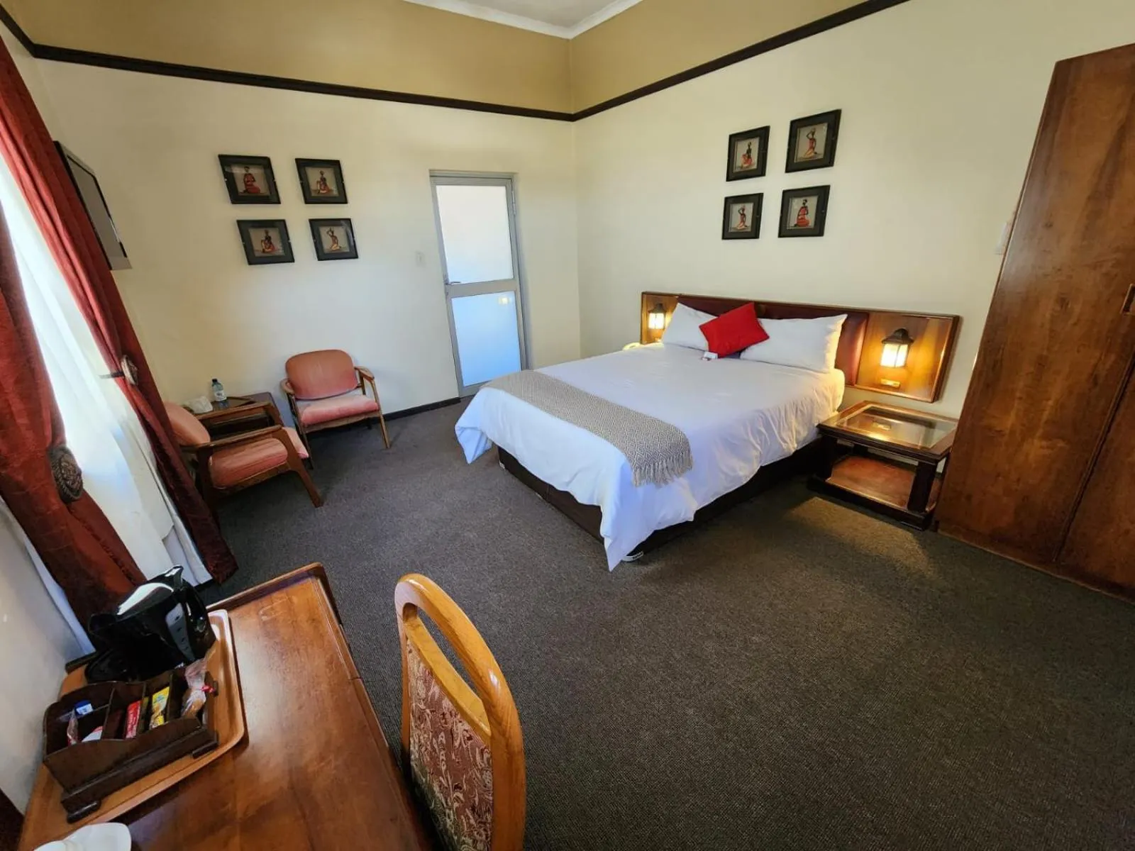 Shower, Bed in Royal Hotel Ladysmith
