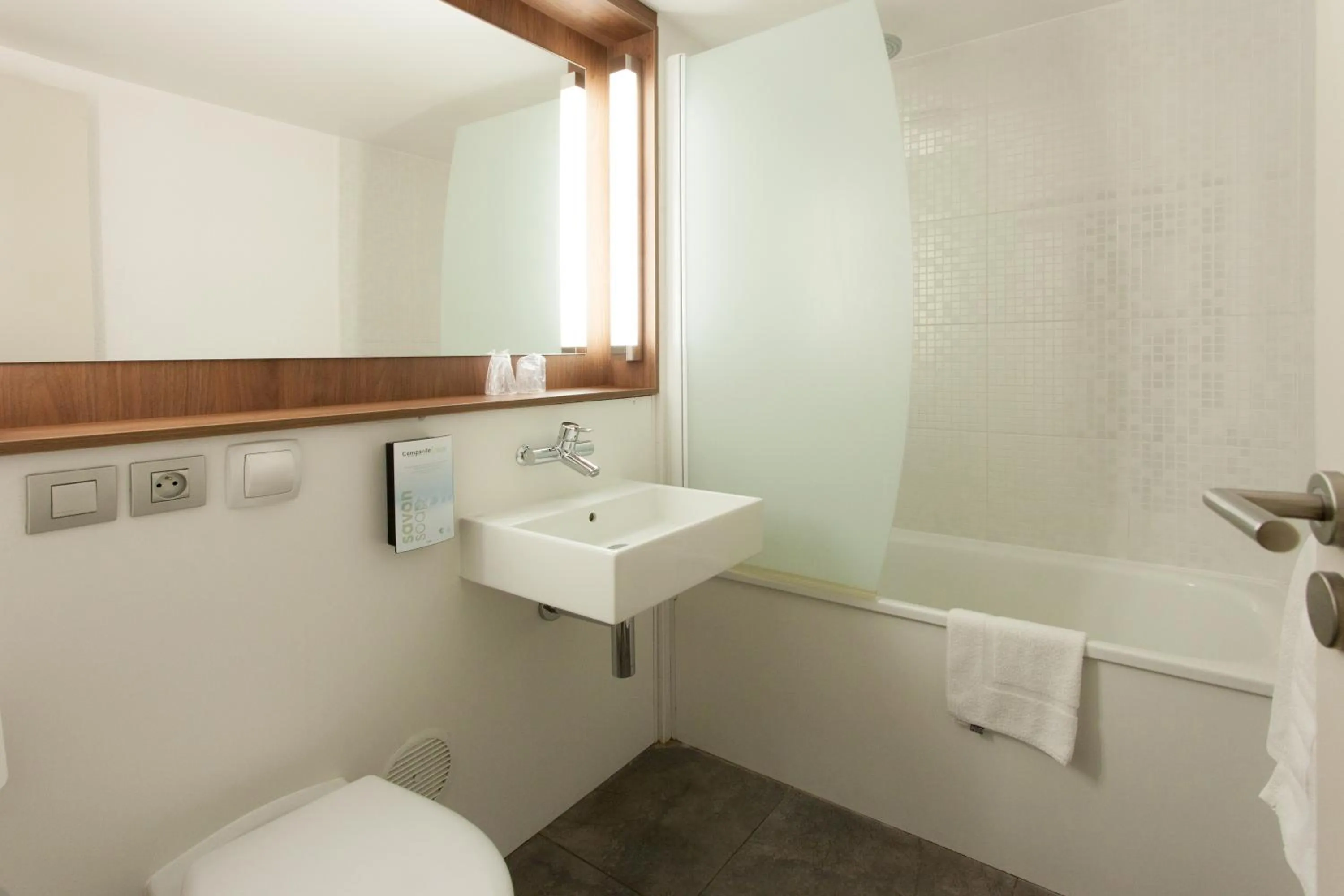 Bathroom in Campanile Tours Sud ~ Joué-Les-Tours