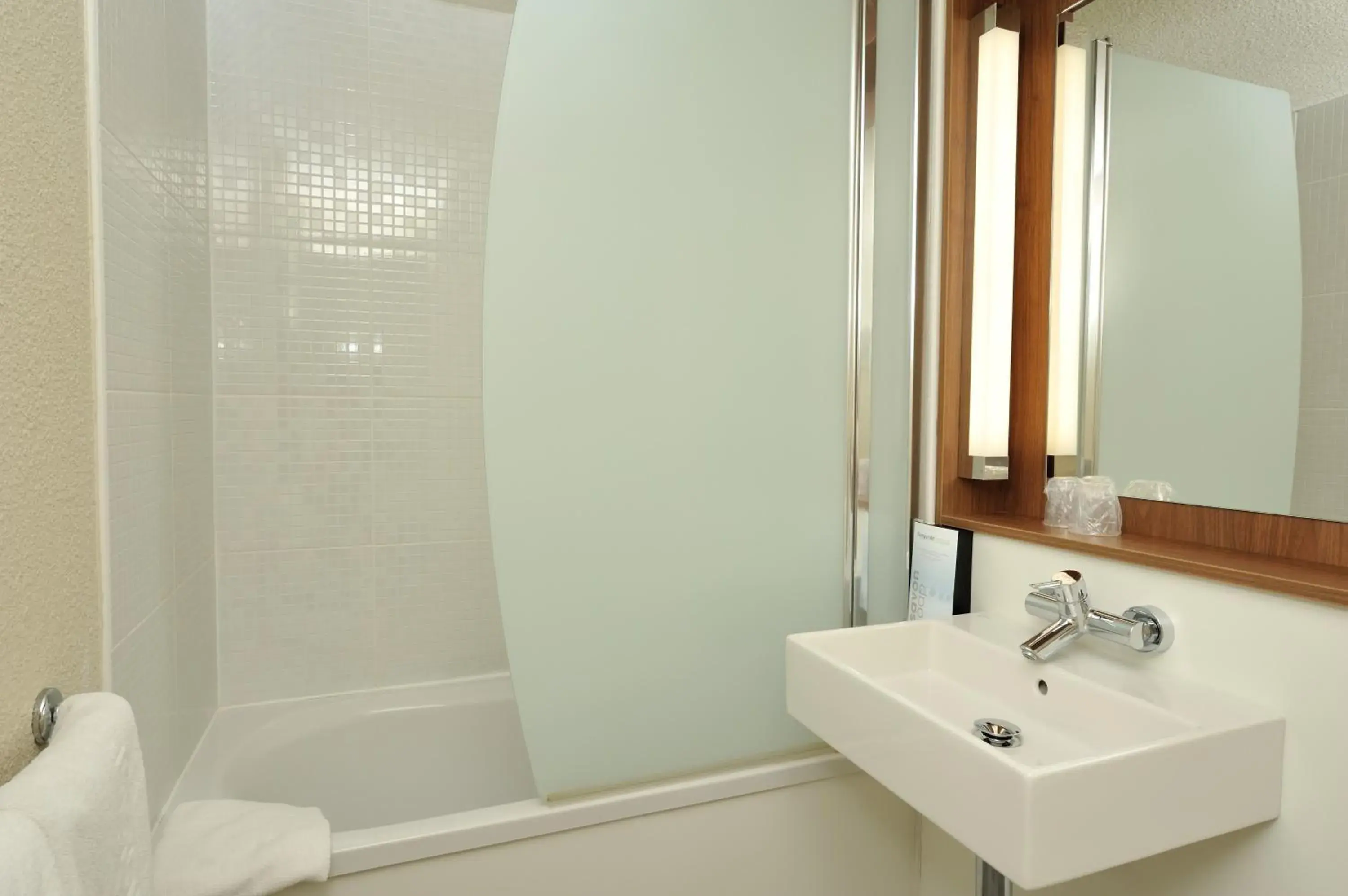 Bathroom in Campanile Valence Sud Bathroom in Campanile Valence Sud