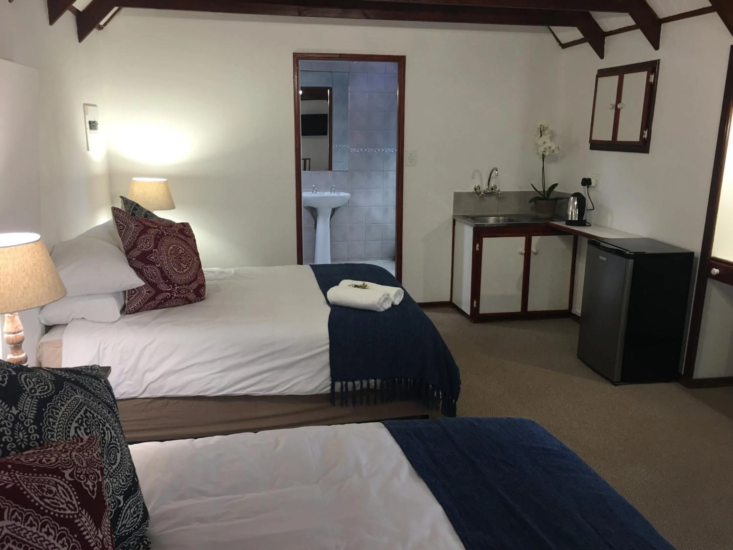 Kitchen or kitchenette, Bed in Cuckoos Nest Guest House