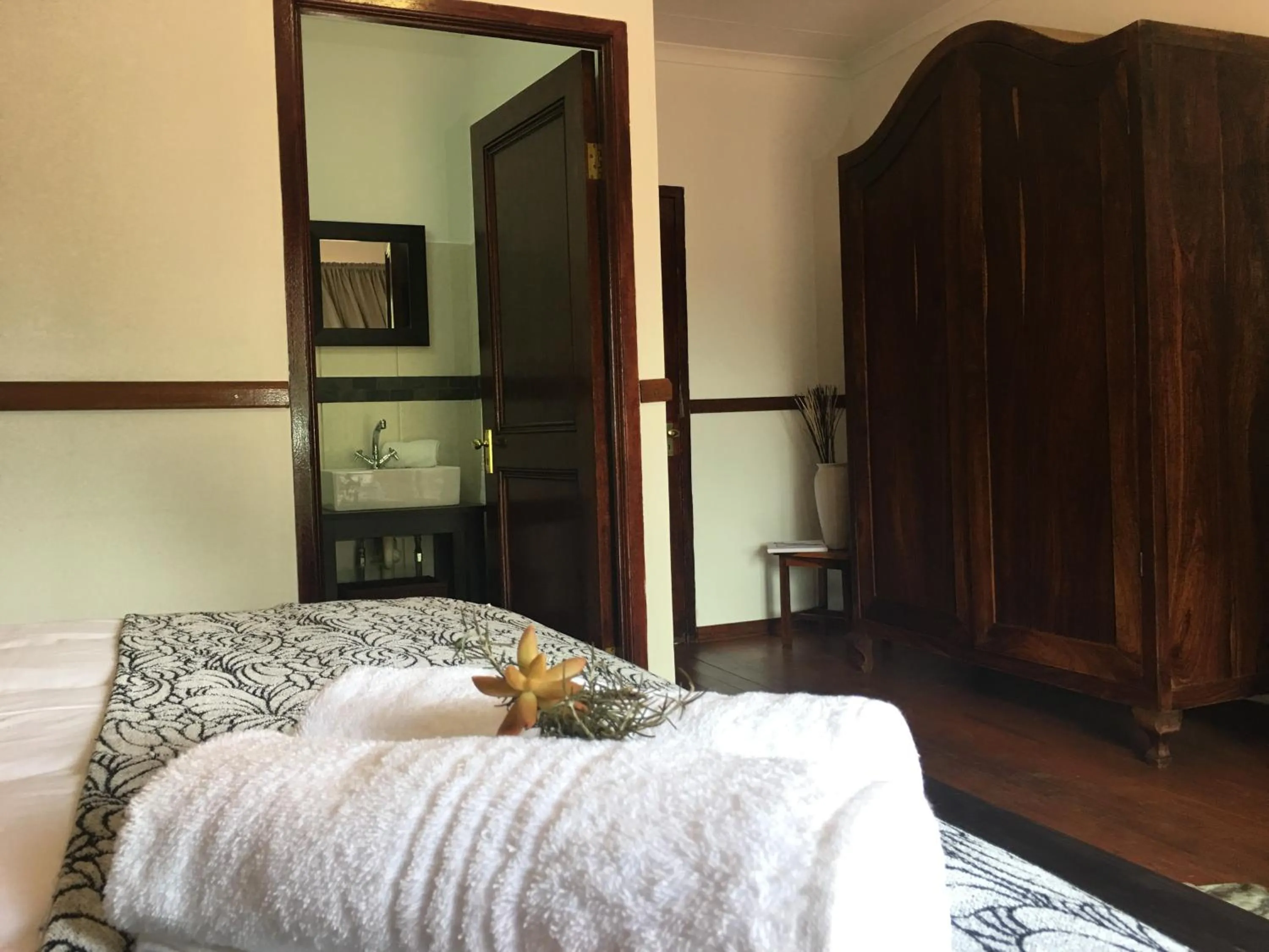 Bedroom, Bed in Cuckoos Nest Guest House