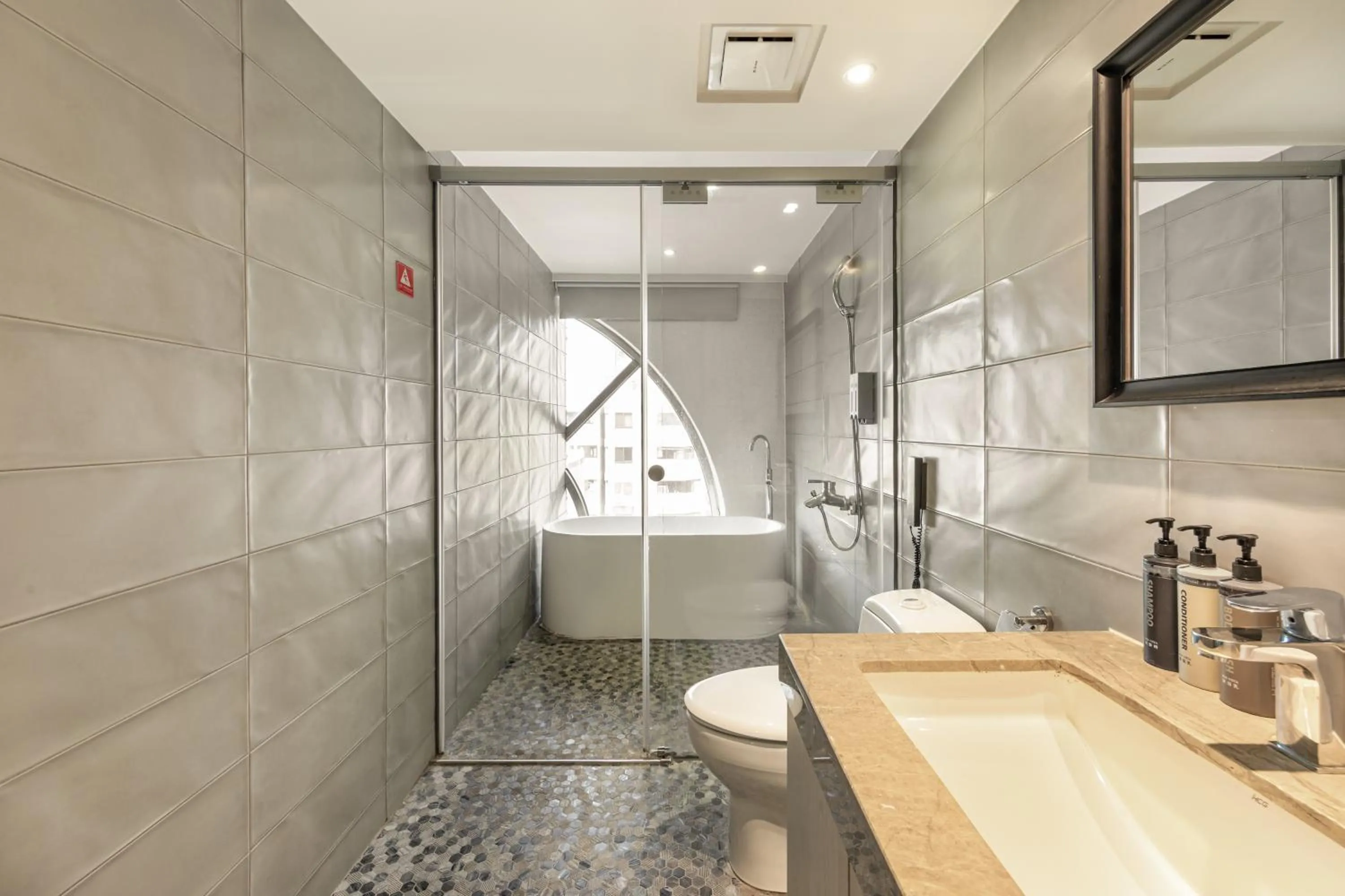 Shower in CHECK inn Taichung Wenxin Zhongqing