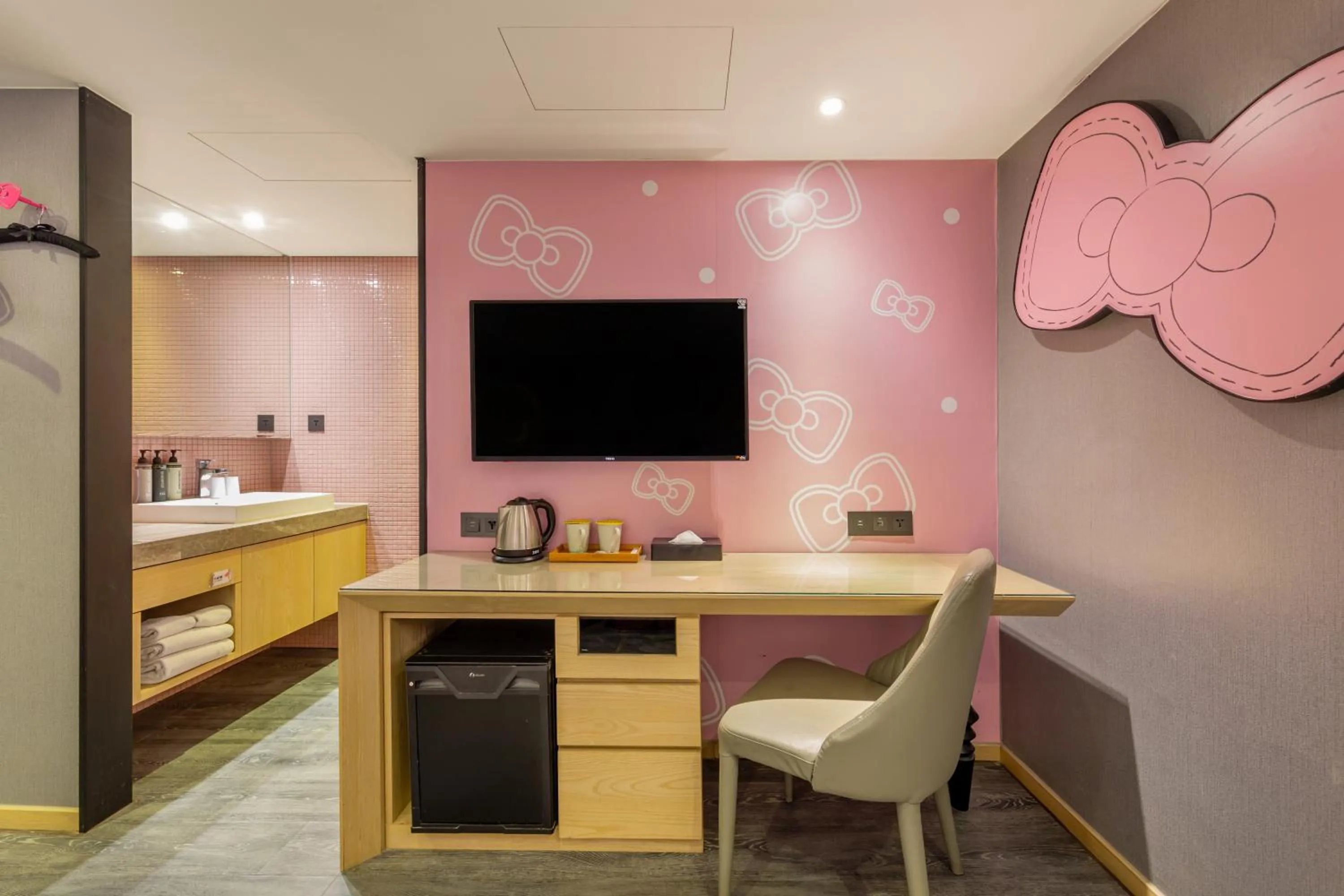 TV and multimedia in CHECK inn Taichung Wenxin Zhongqing