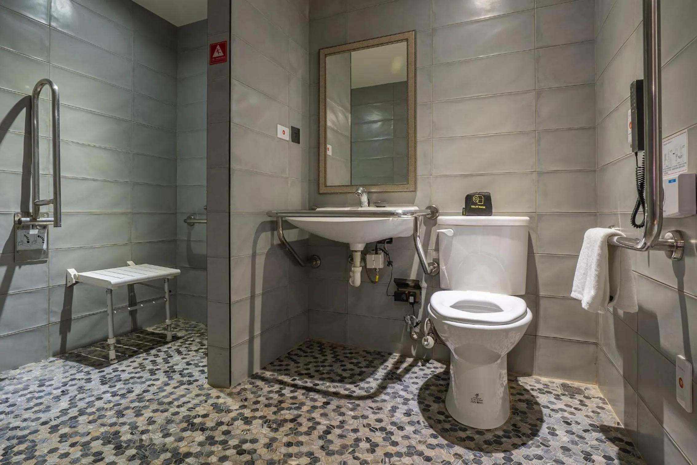 Shower in CHECK inn Taichung Wenxin Zhongqing