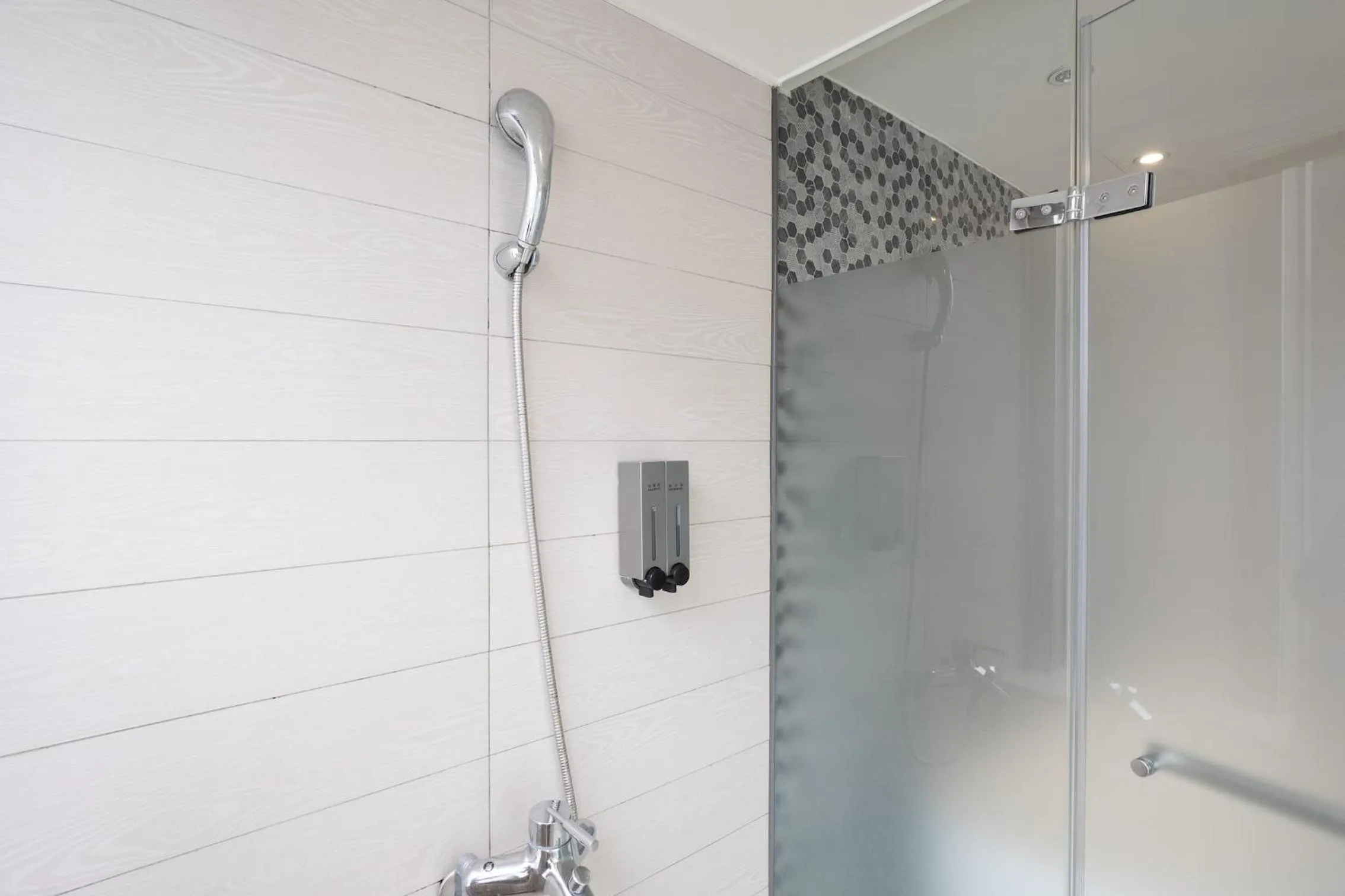 Shower in CHECK inn Taichung Wenxin Zhongqing