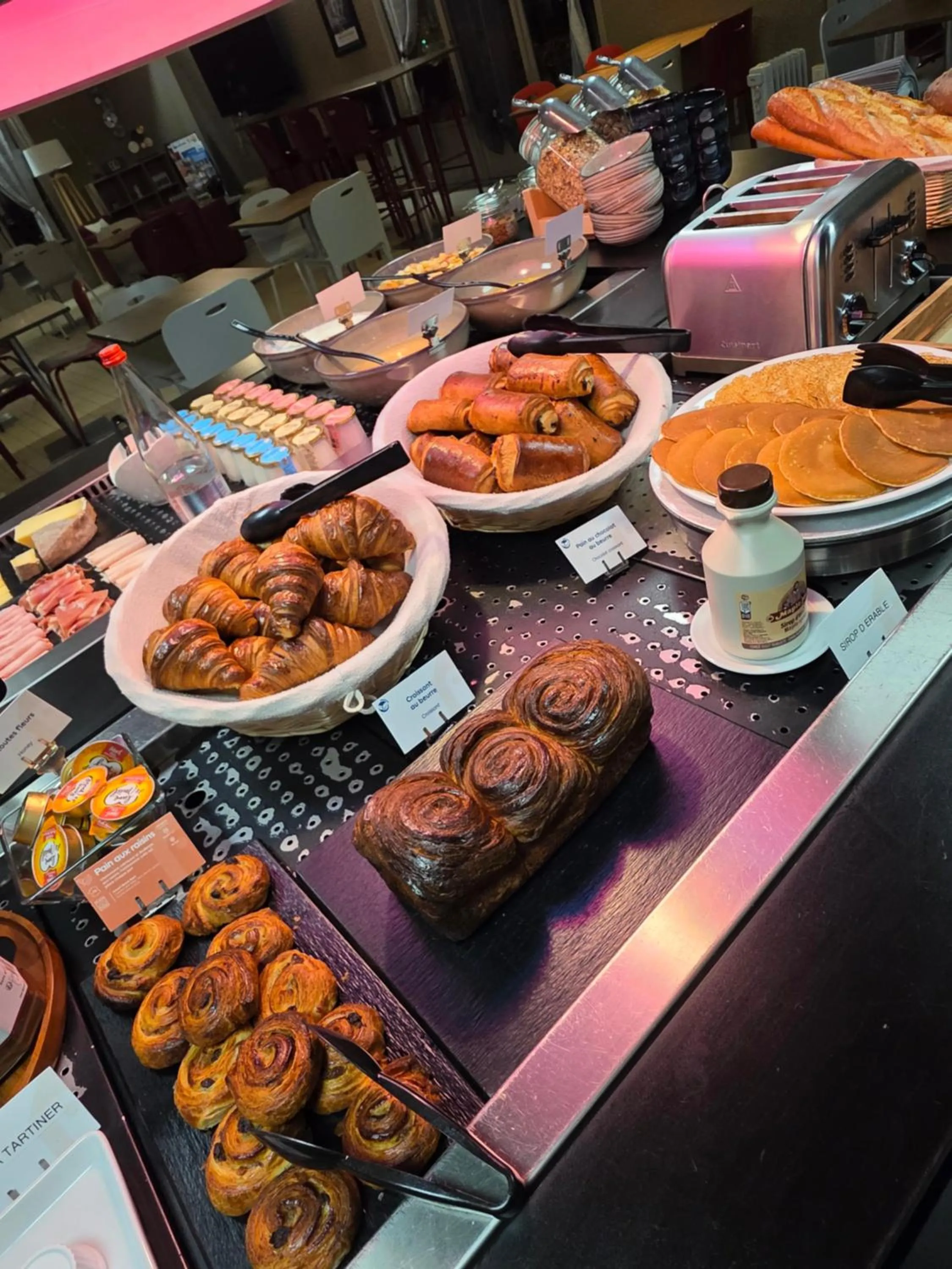 Buffet breakfast in Hôtel Restaurant Campanile Aurillac