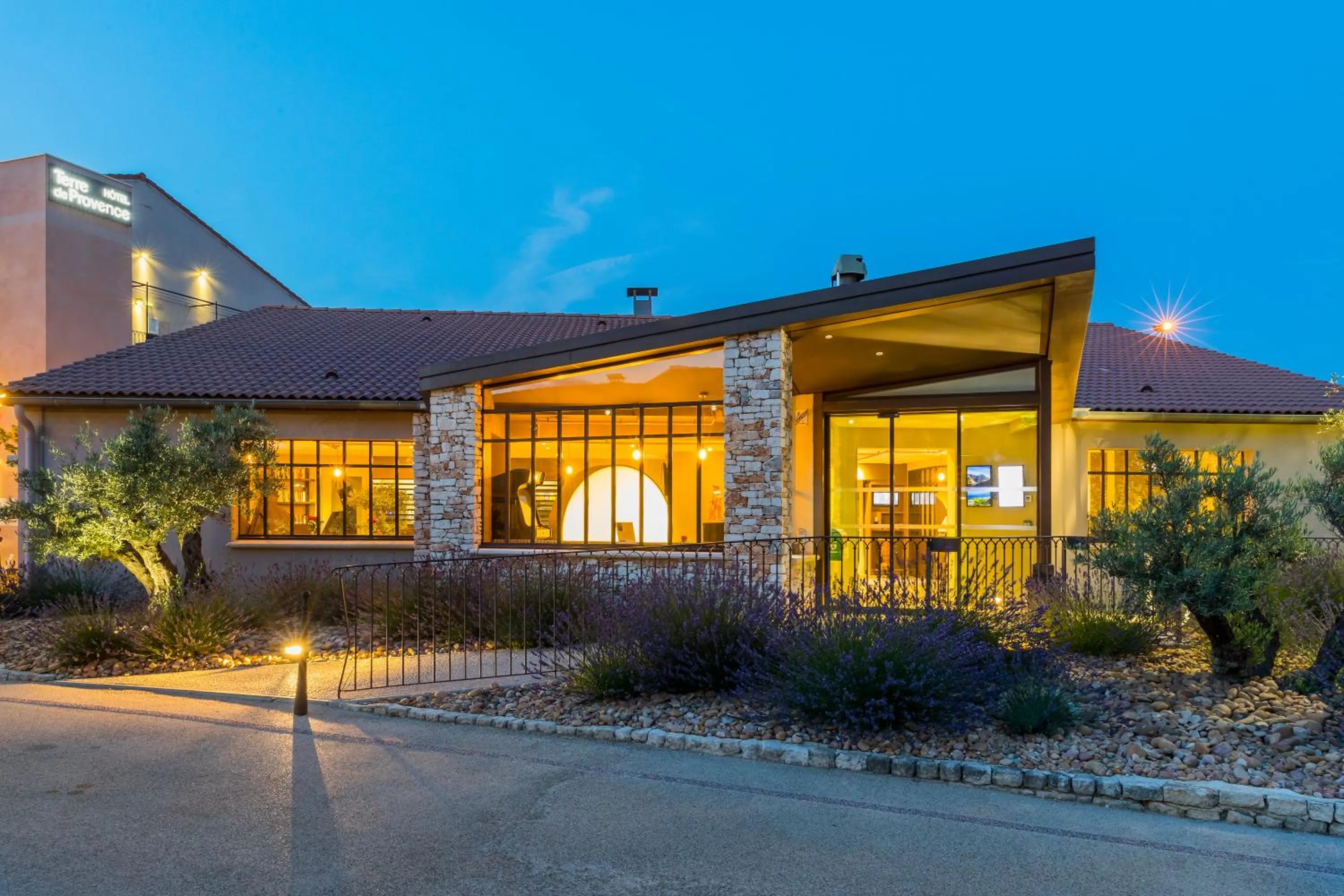 Facade/entrance in Terre de Provence Hôtel & Spa