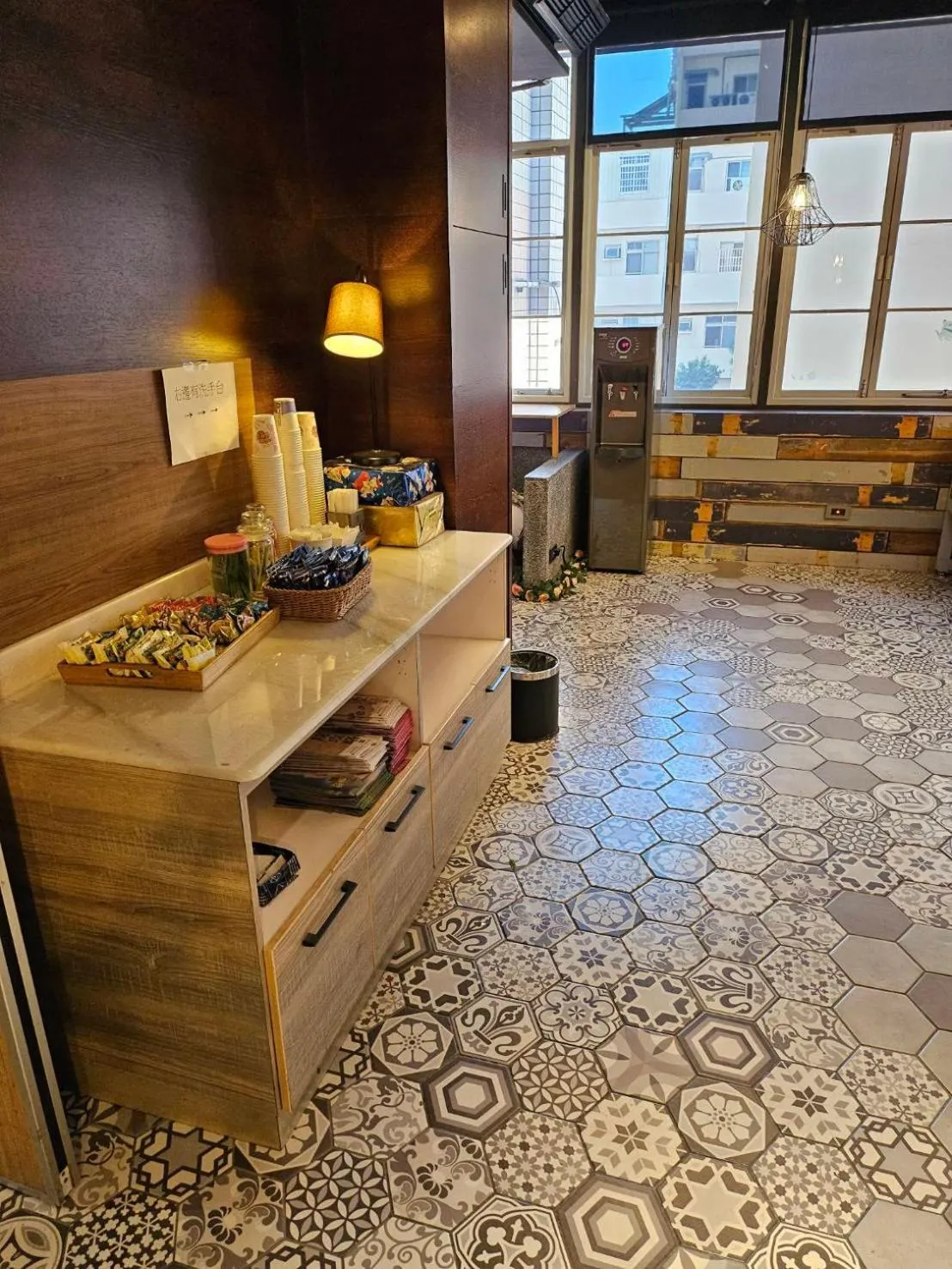 Restaurant/places to eat in Sunrise Hotel