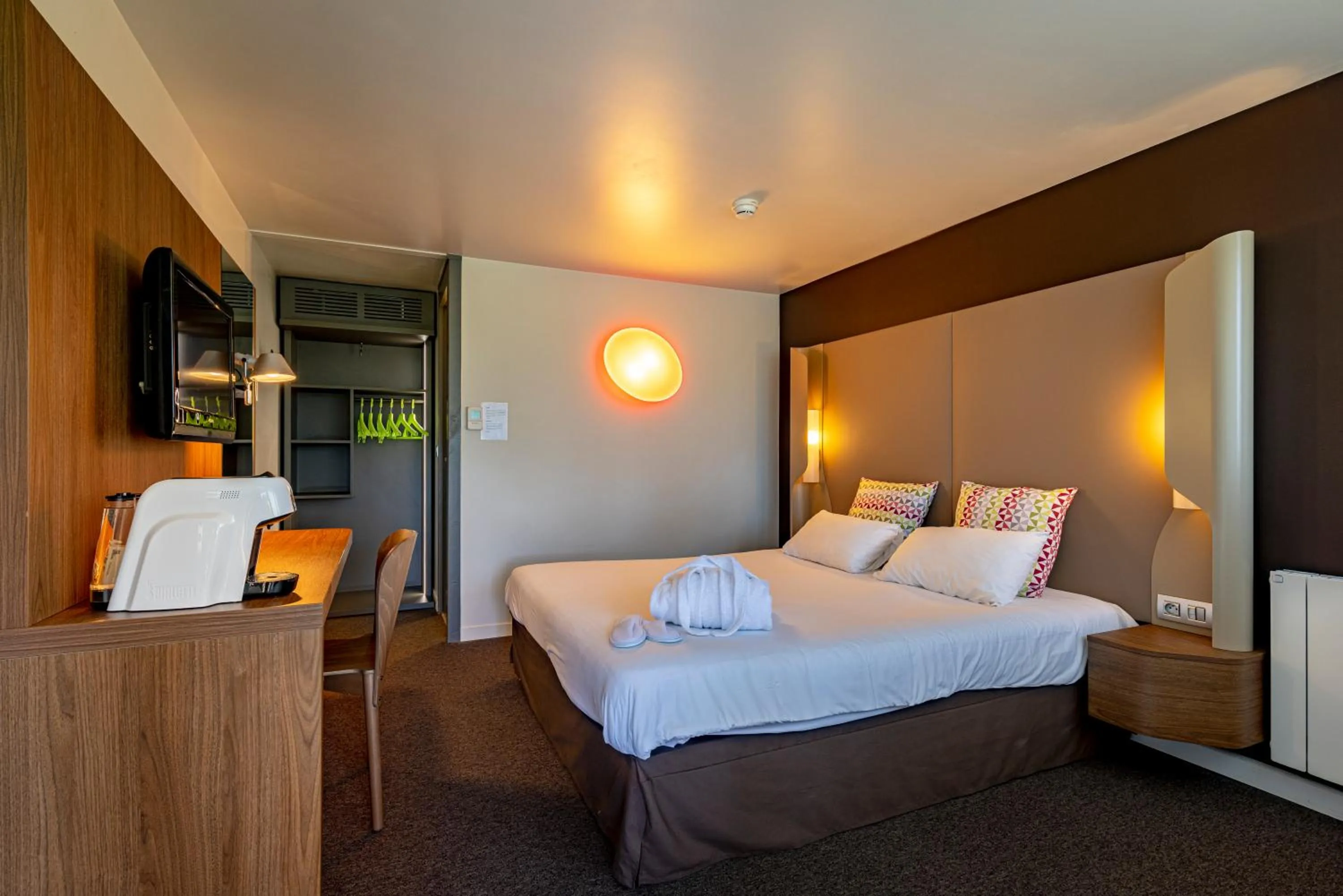 Photo of the whole room, Bed in Campanile Dijon Nord - Toison D'or