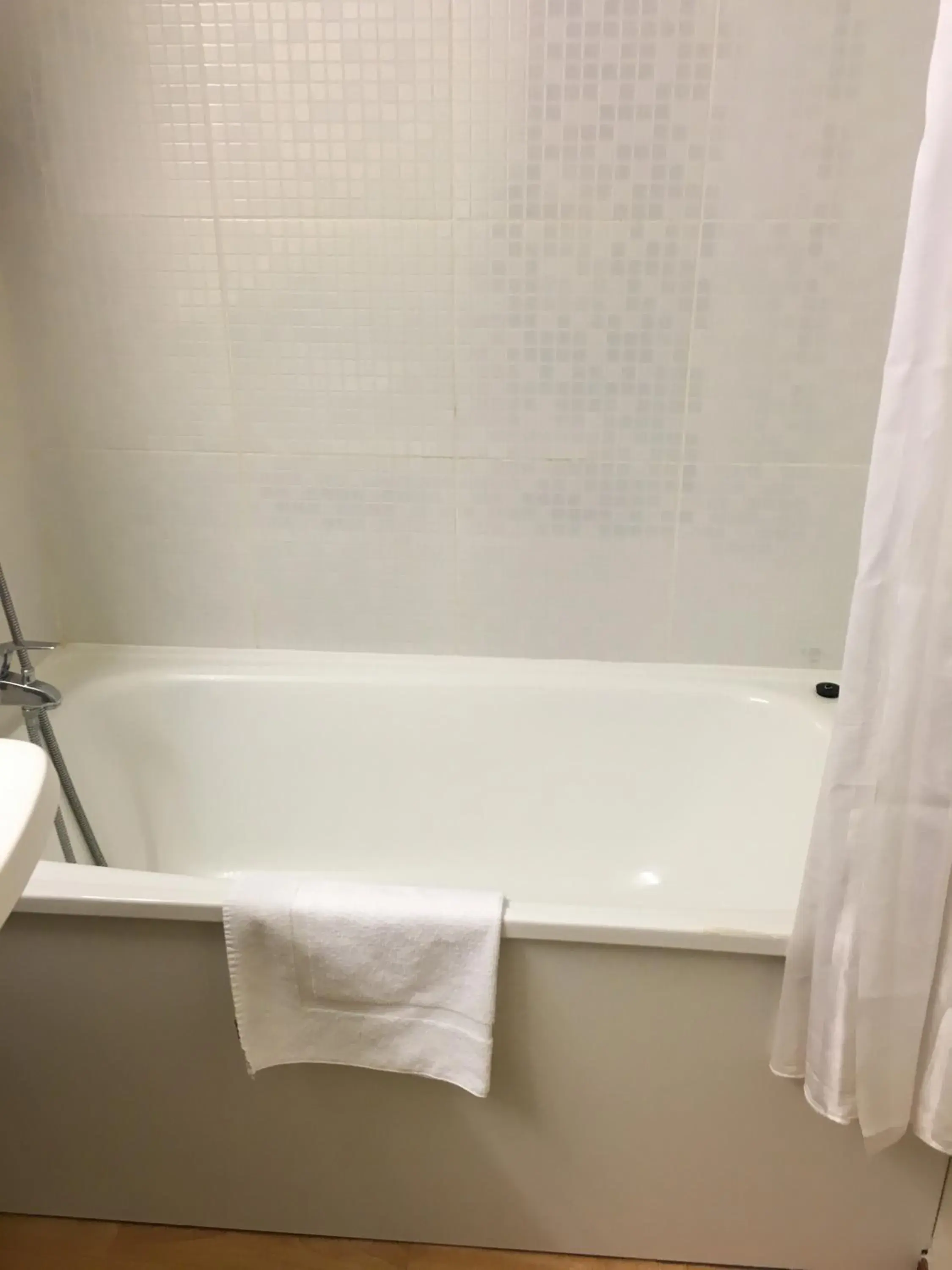 Bathroom in Campanile Dax - Saint-Paul-Les-Dax Bathroom in Campanile Dax - Saint-Paul-Les-Dax