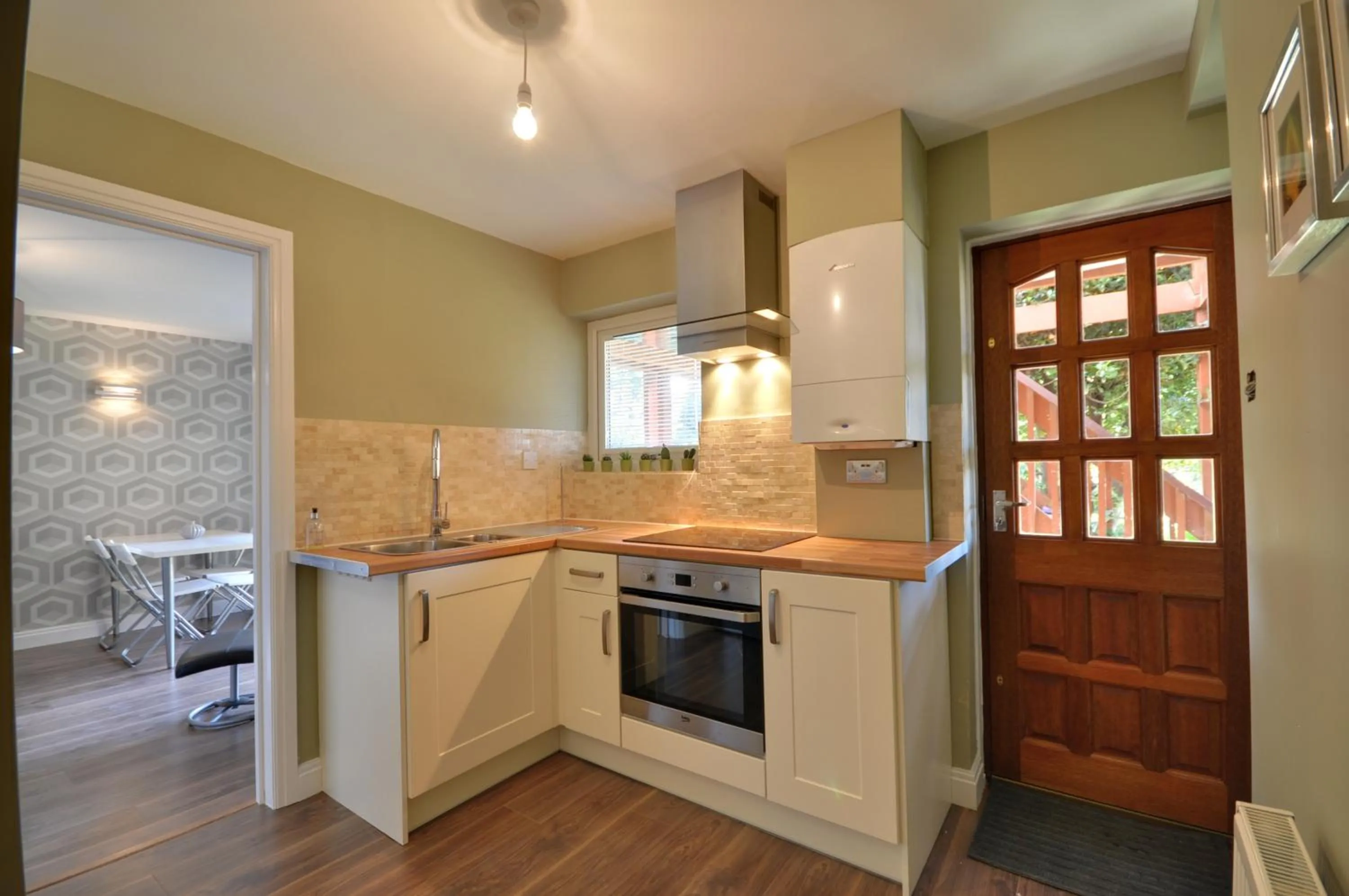 Kitchen or kitchenette in The Garden Apartment, Near Airport & City