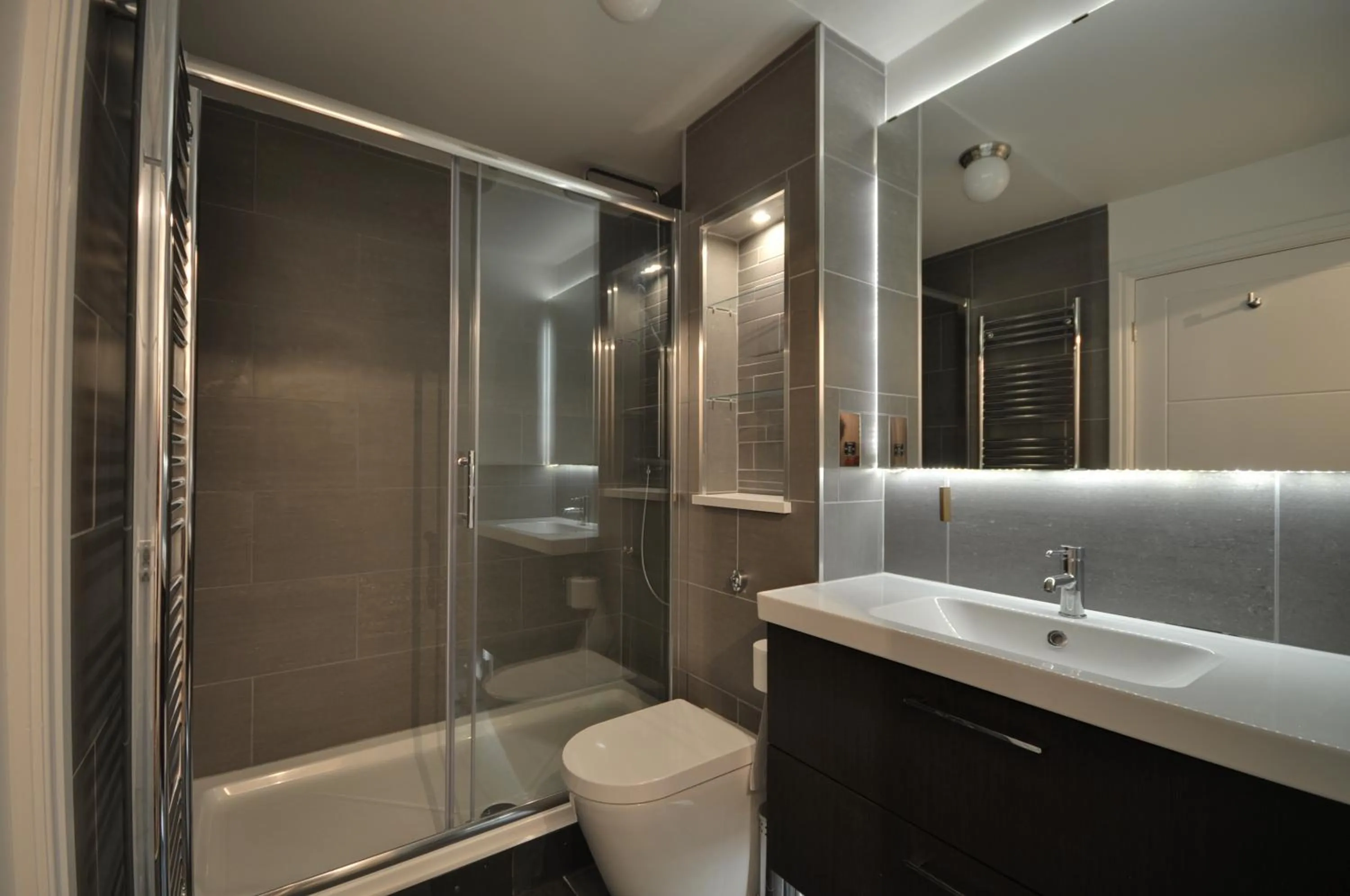 Shower in The Garden Apartment, Near Airport & City