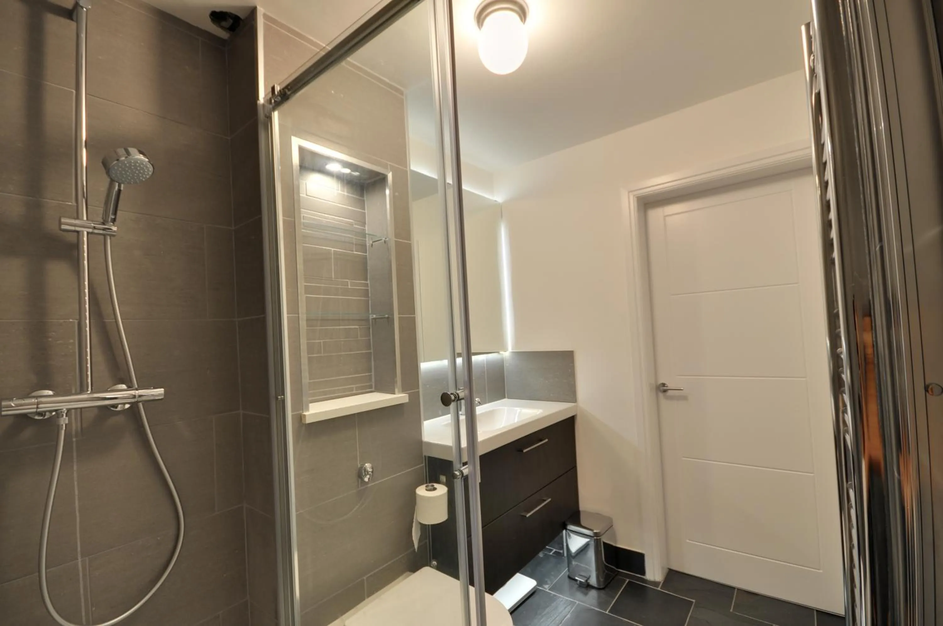Shower in The Garden Apartment, Near Airport & City