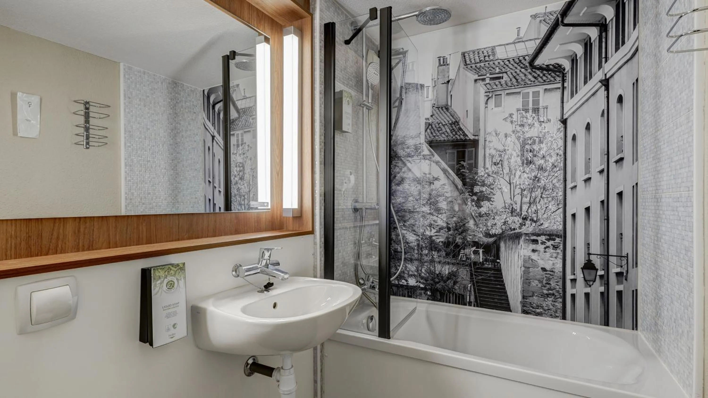 Bathroom in Campanile Bayonne