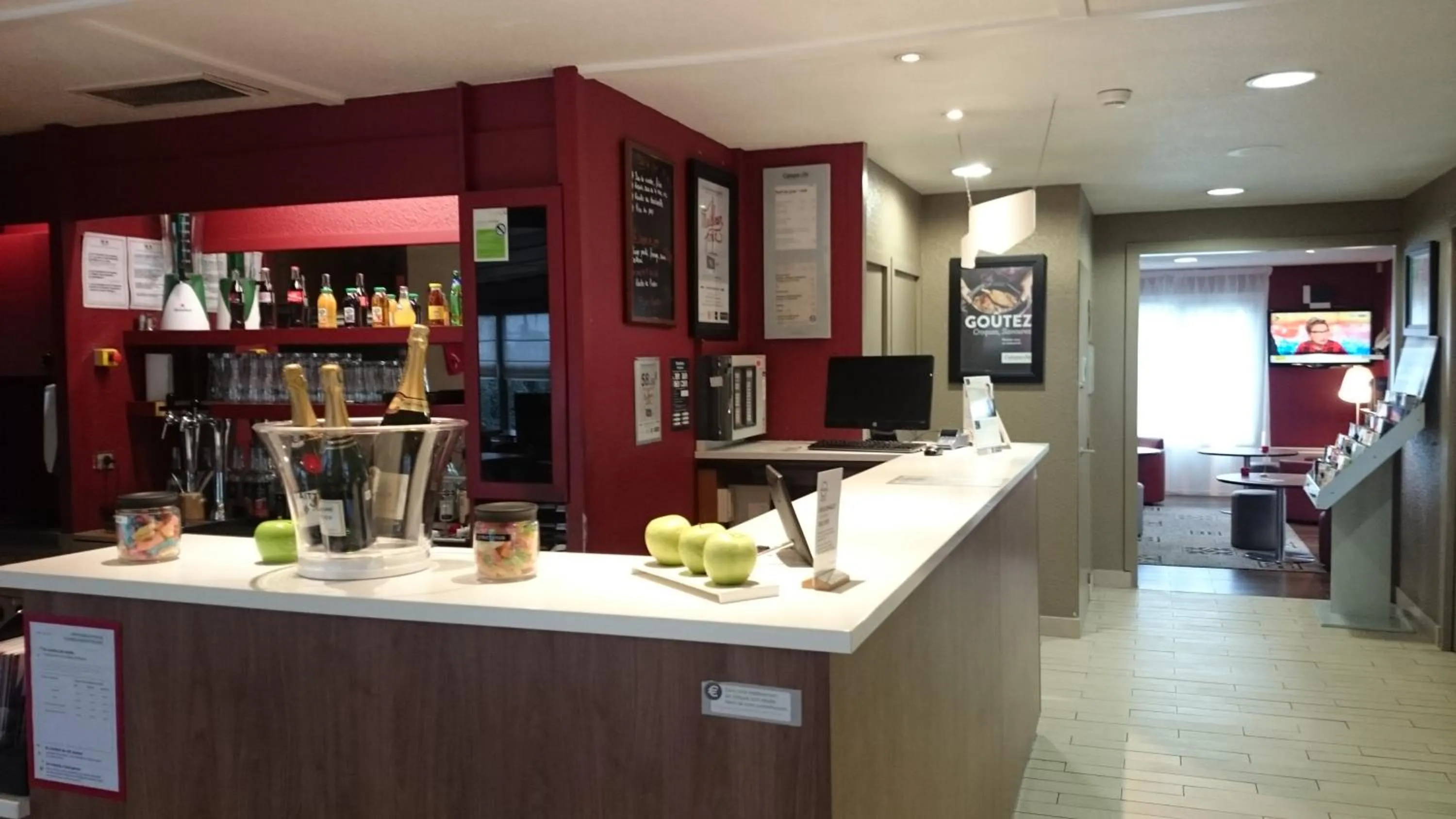 Lobby or reception in Campanile Bayonne