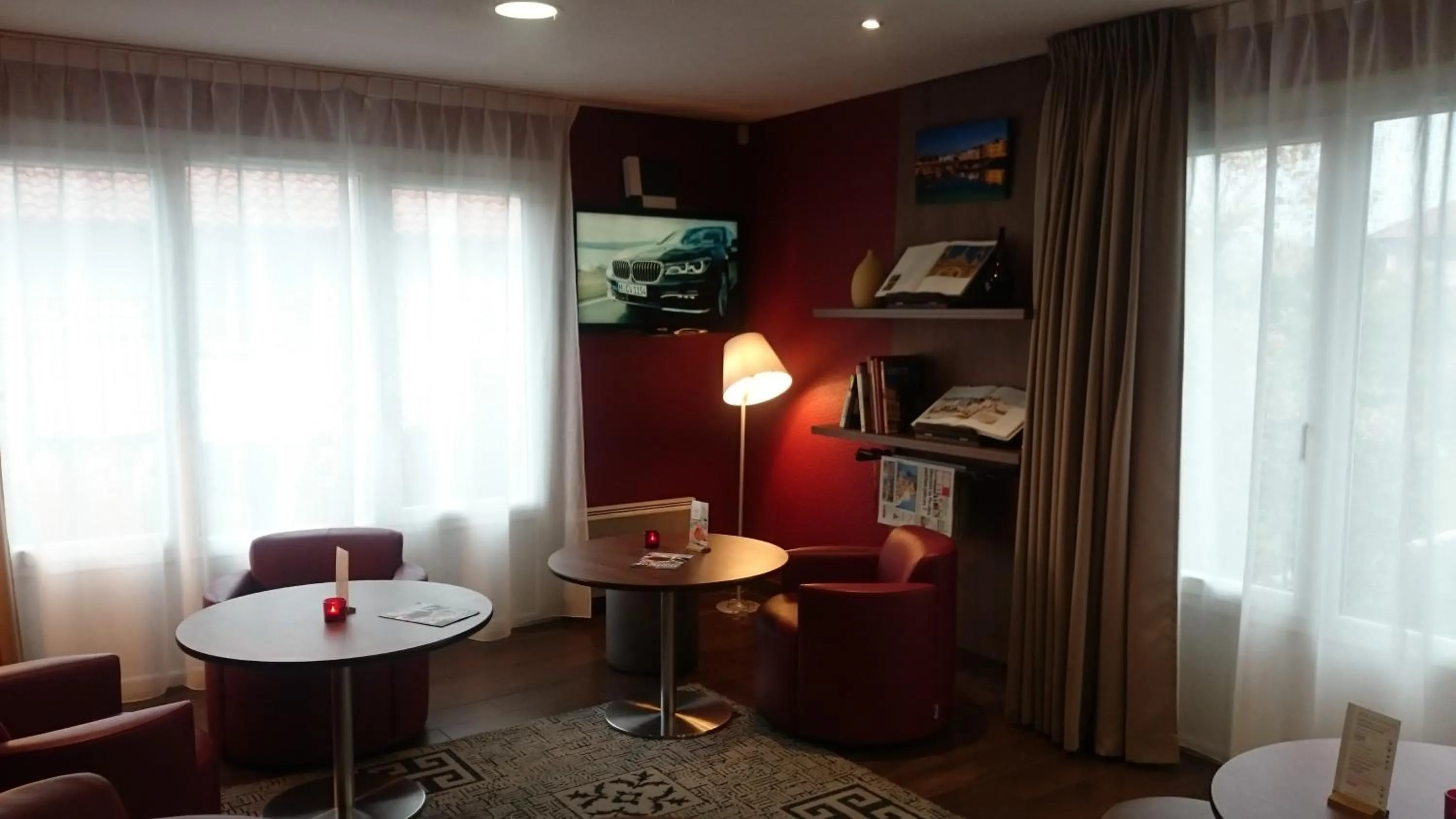 Lounge or bar in Campanile Bayonne