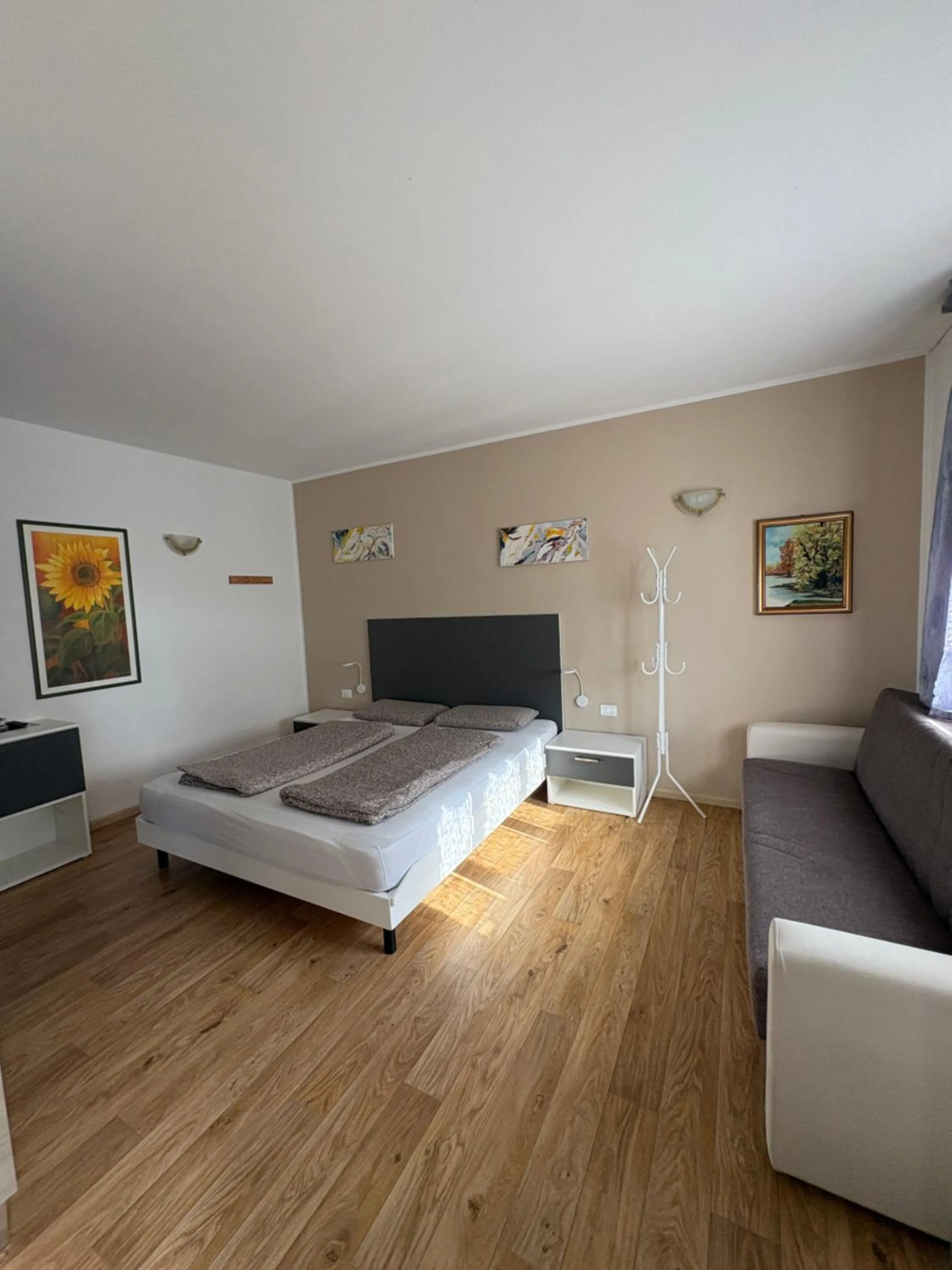 Bedroom, Bed in Lugana 17