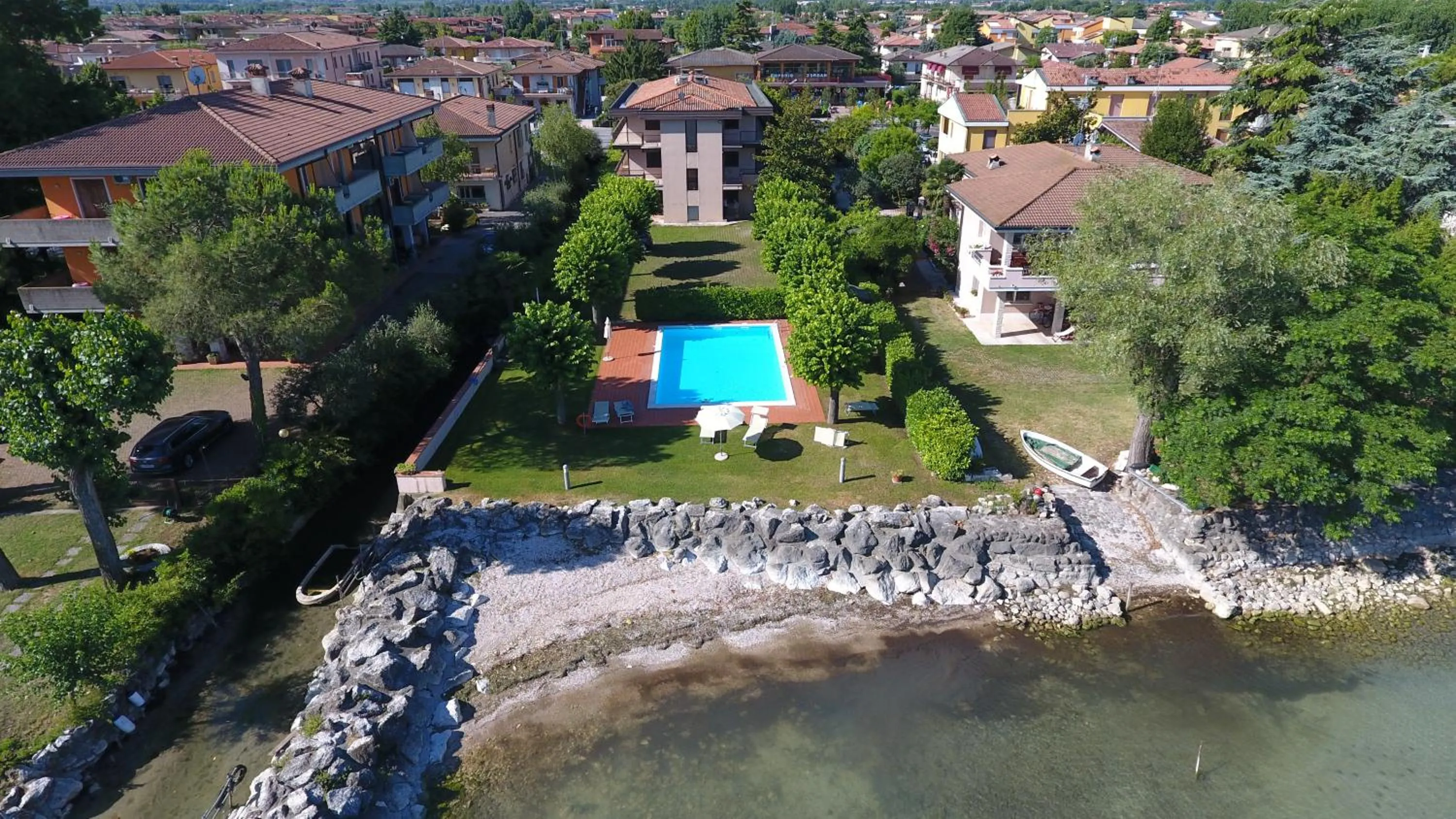 Swimming pool in Lugana 17