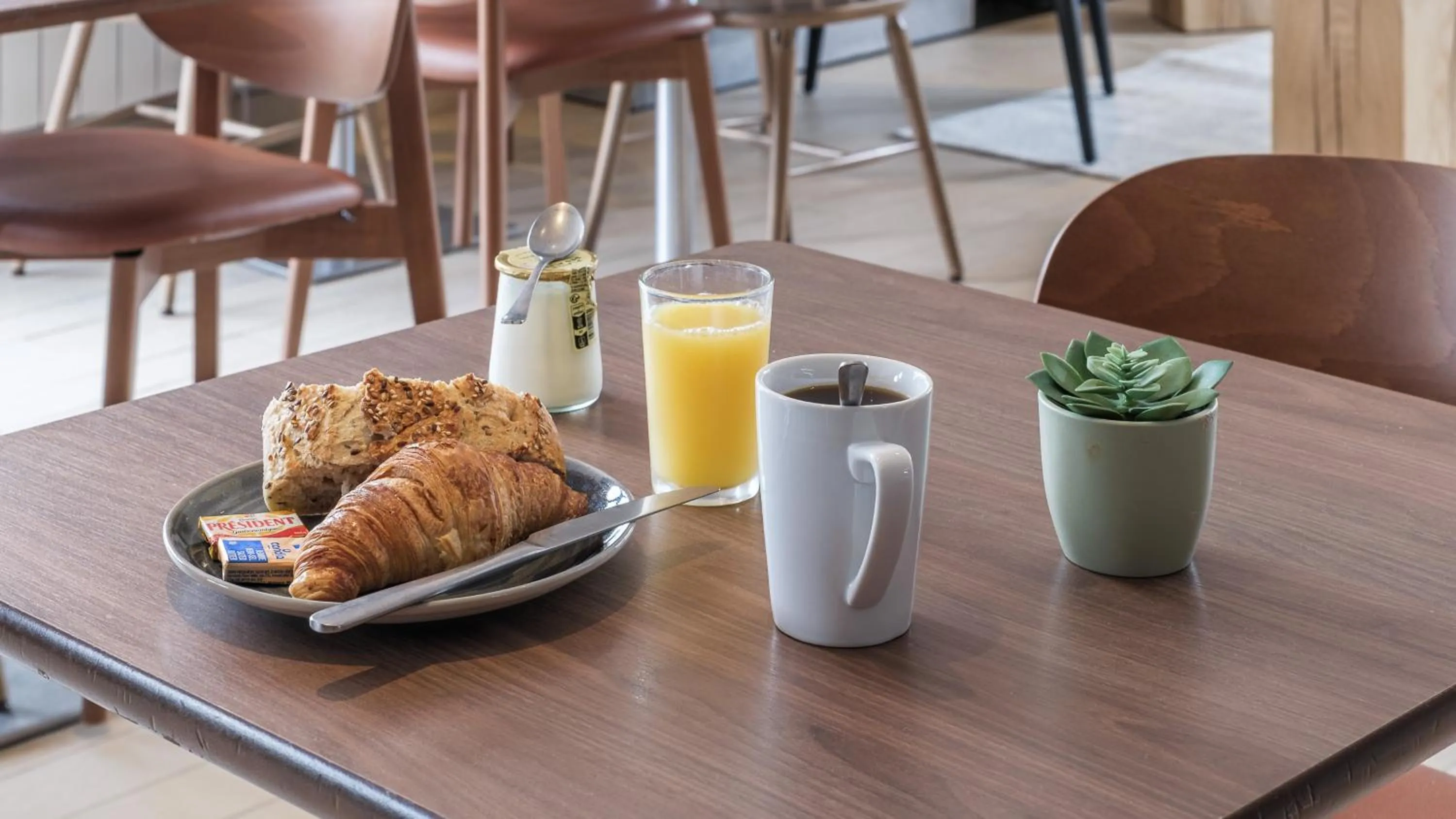 Breakfast in Campanile NATURE - Besançon Ouest Chateaufarine