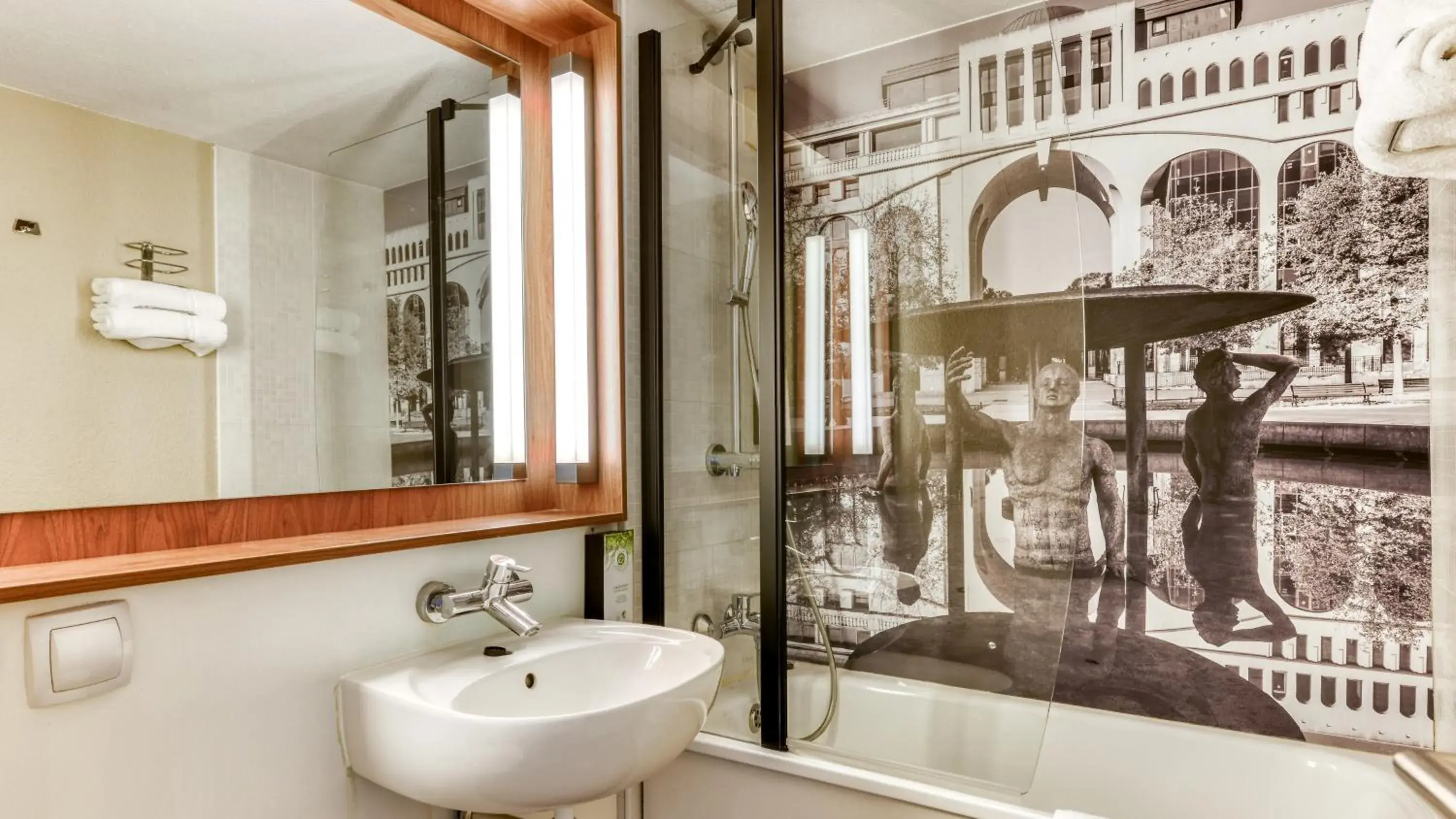 Bathroom in Campanile NATURE - Besançon Ouest Chateaufarine Bathroom in Campanile NATURE - Besançon Ouest Chateaufarine